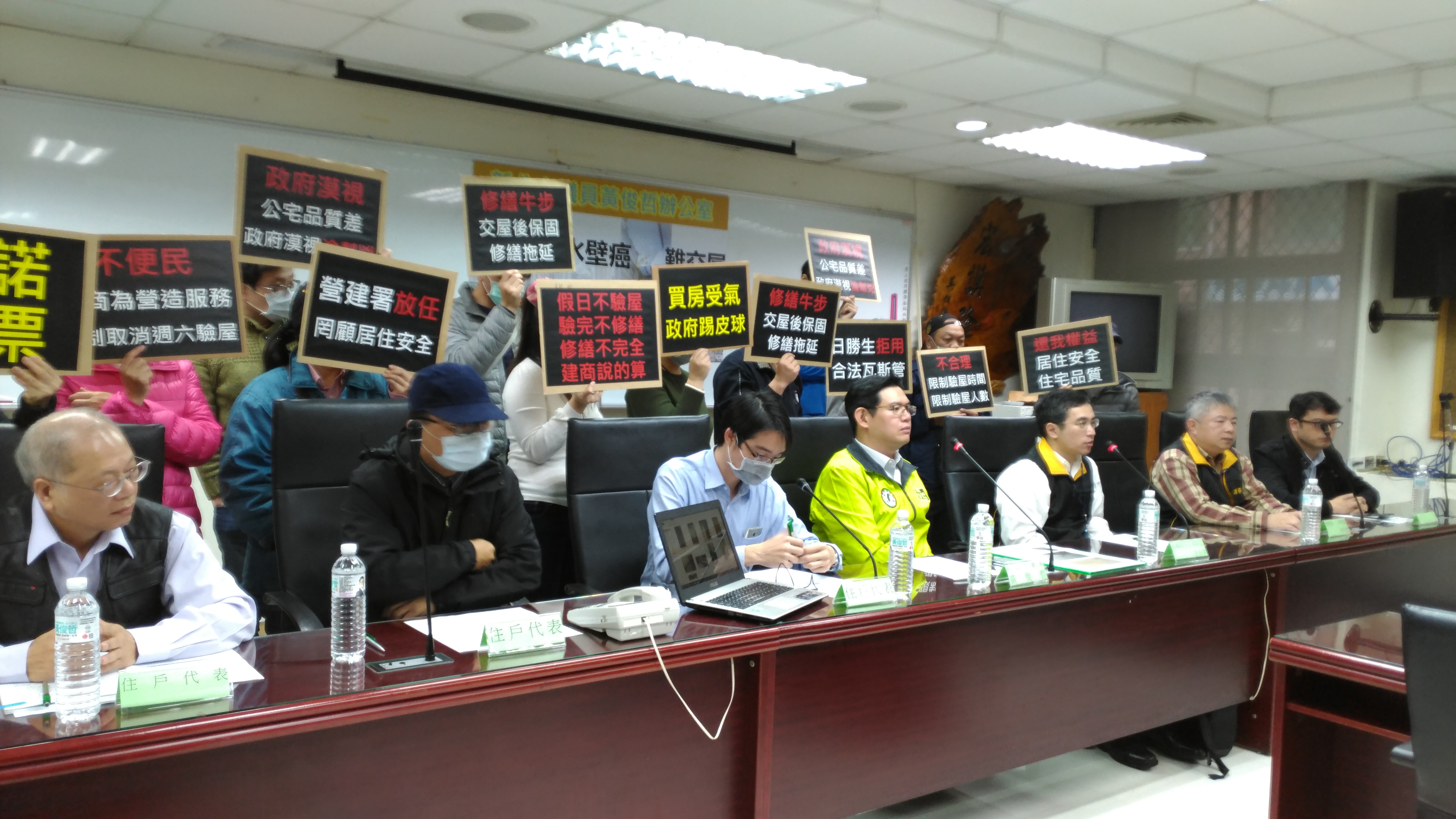 住戶代表控訴建商擺爛，營建署也置之不理。