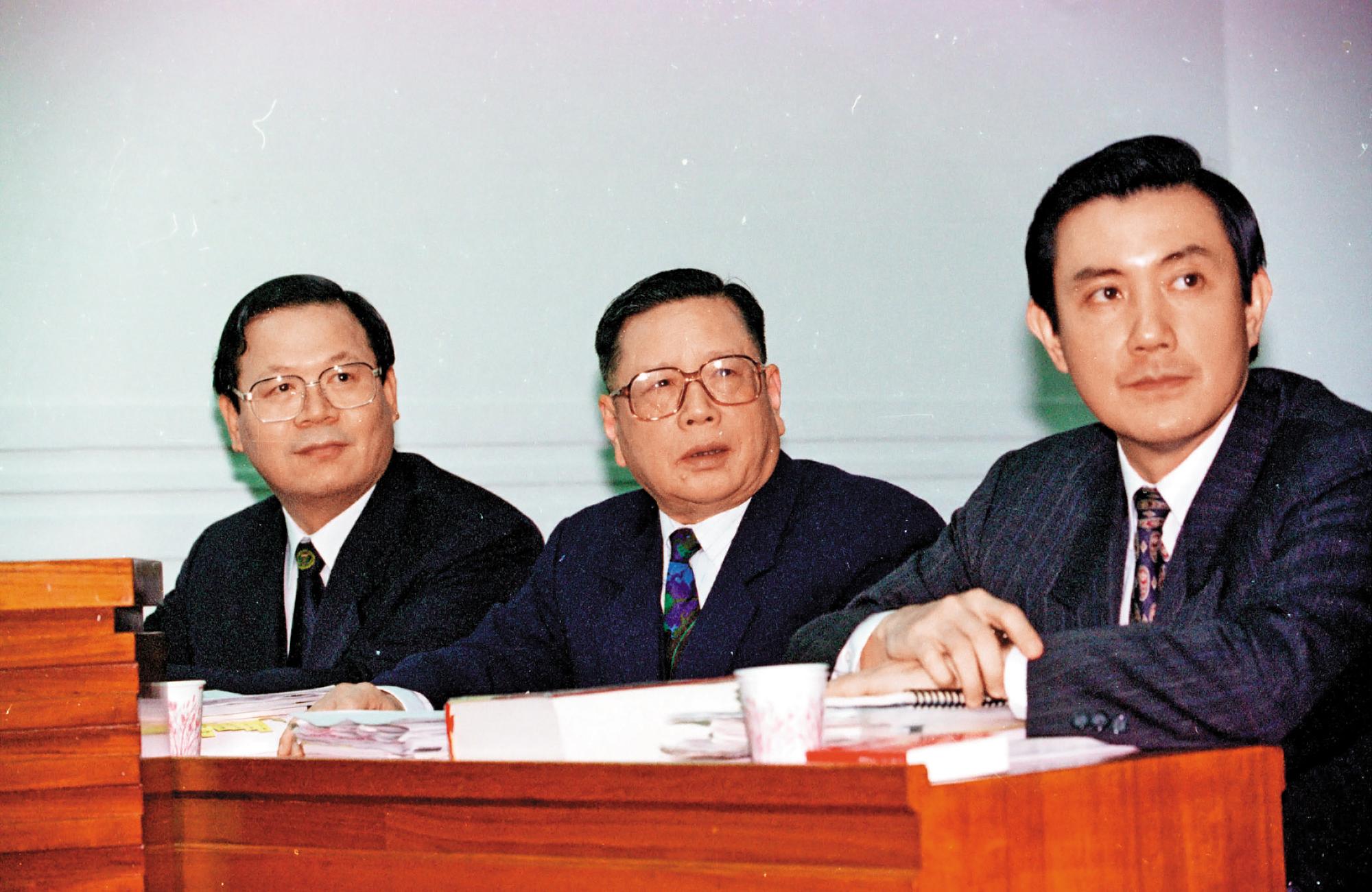 1996年,前檢察總長陳涵(中)曾與時任法務部長的馬英九(右)、調查局長的廖正豪(左),一起列席立法院備詢。(中央社)