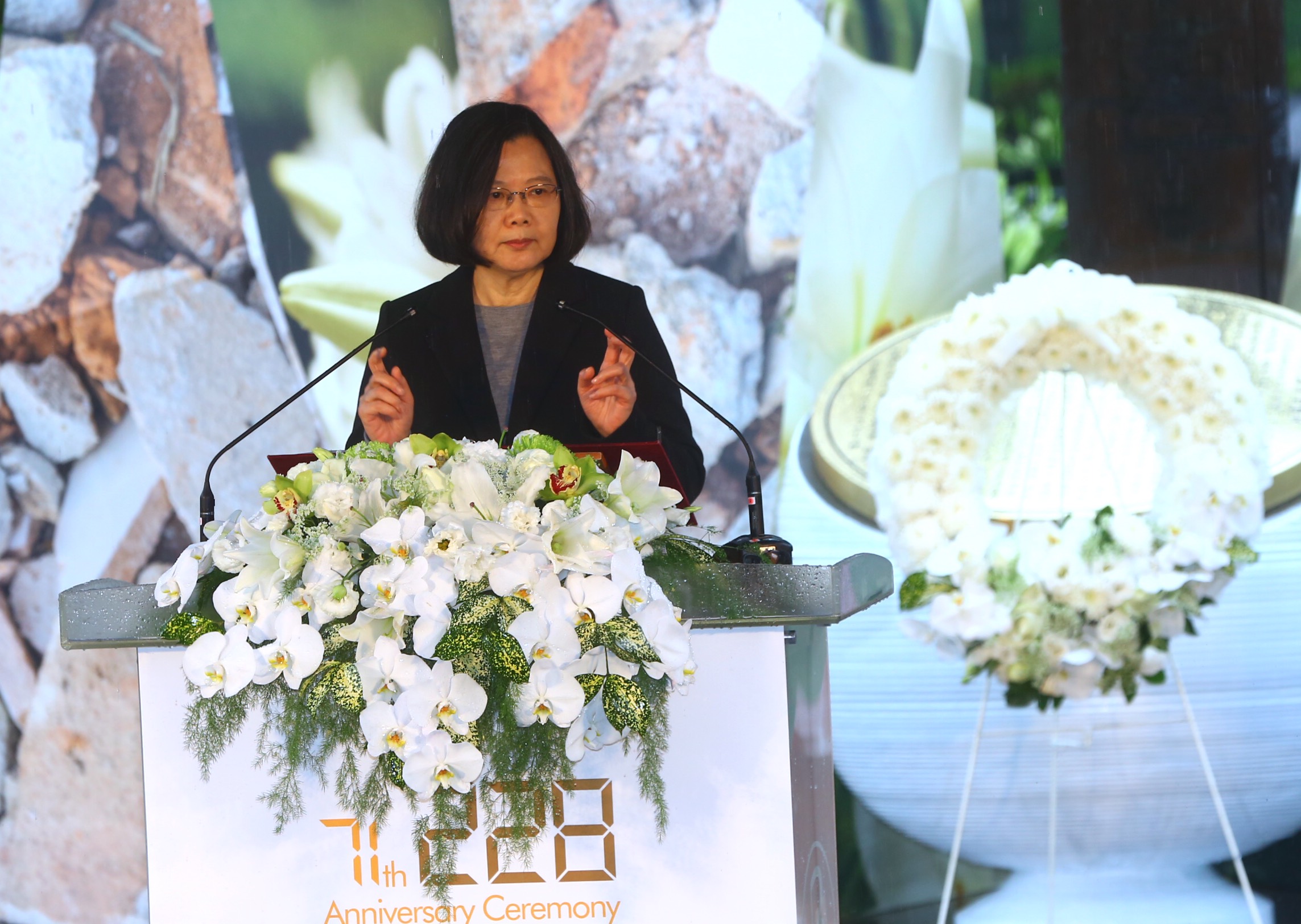 總統蔡英文致辭指出，促轉條例近期將正式掛牌運作，未來促轉會將盡全力清查政治檔案，讓檔案重見天日。