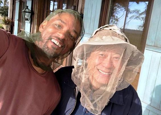 威爾史密斯臉上罩著蚊帳,身邊是據說不會自拍的導演李安,在《雙子殺手》的喬治亞州外景地展開「抗蟲大作戰」。(翻攝Instagram)