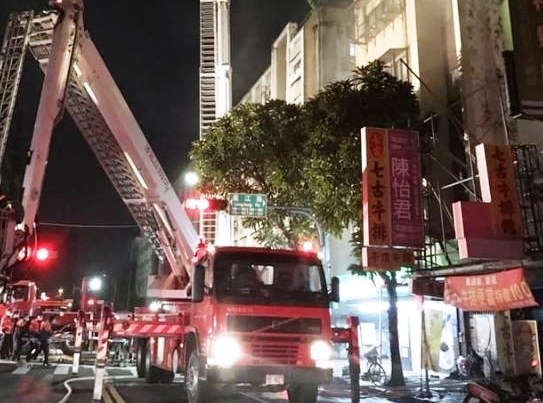 北市龍江路暗夜火警，傳出1死7傷慘劇，遭鎖定縱火的張嫌在早上在三溫暖遭逮。（翻攝畫面）