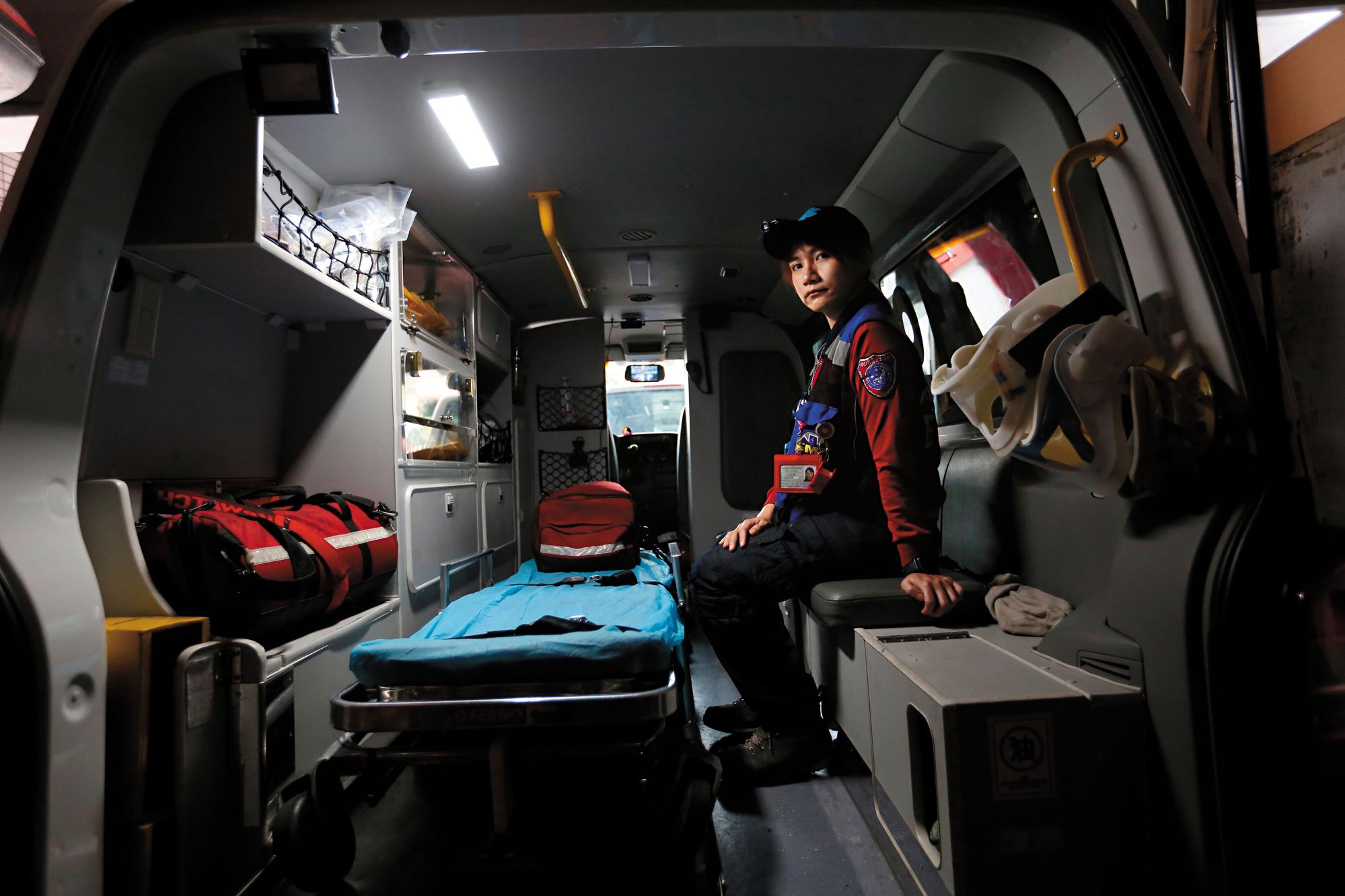 孫茹蕙加入鳳凰志工隊4年多,服務時數近4,000小時。看過無數生死交關的時刻,她最希望的是,救護資源不要被濫用。