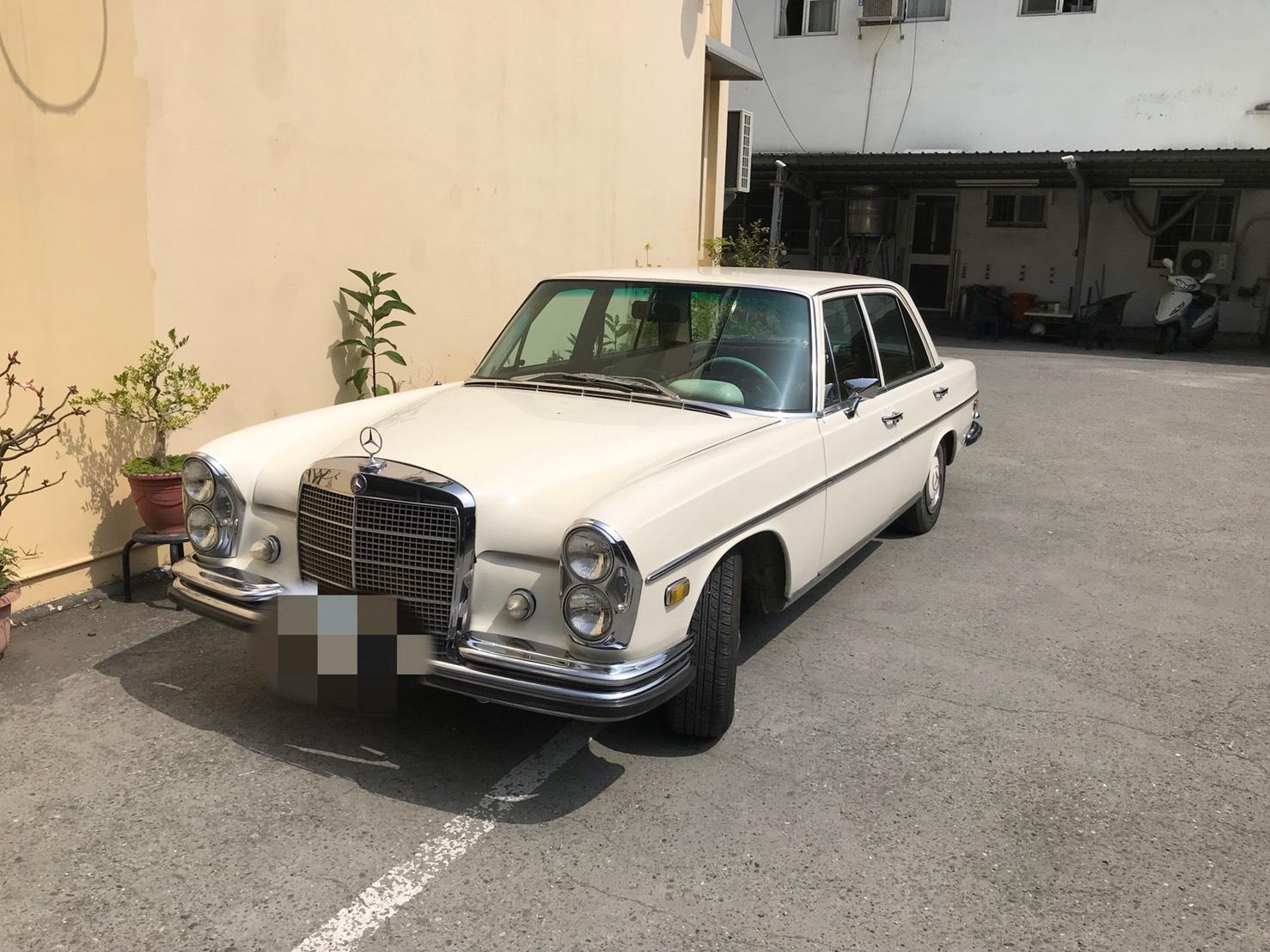 50年以上車齡的老賓士要交給修車廠大改造,卻遭修車廠老闆偷開炫耀,車主聞訊心疼。(警方提供)