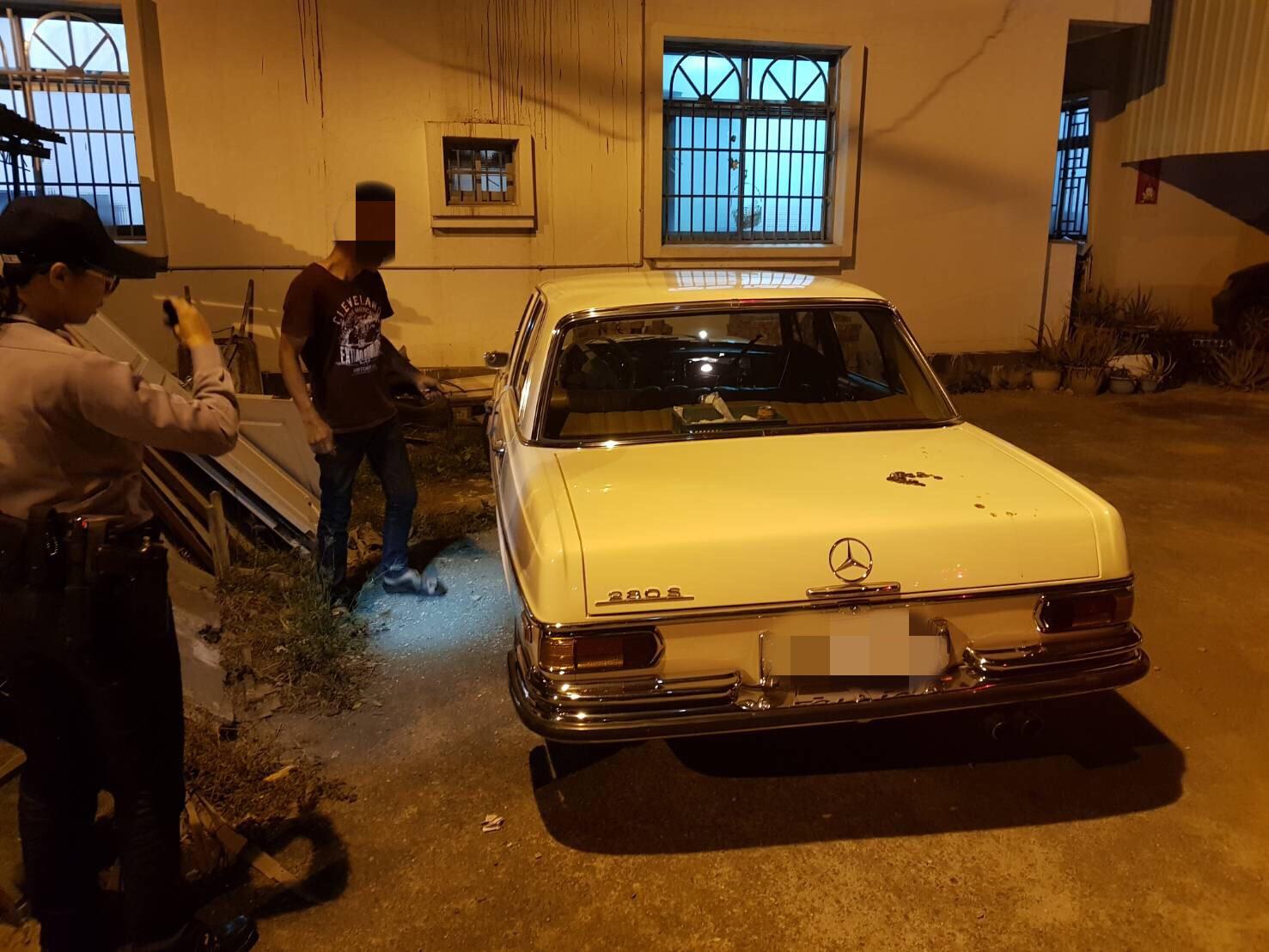 修車廠老闆酒後,想開骨董車向友人炫耀,卻被警攔查。(警方提供)