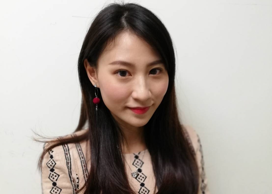 擁有立體五官與張瓜子臉蛋的正妹美容師，因視網膜病變會不時發現閃光，曾懷疑遭人偷拍。（洪啟庭醫師提供）