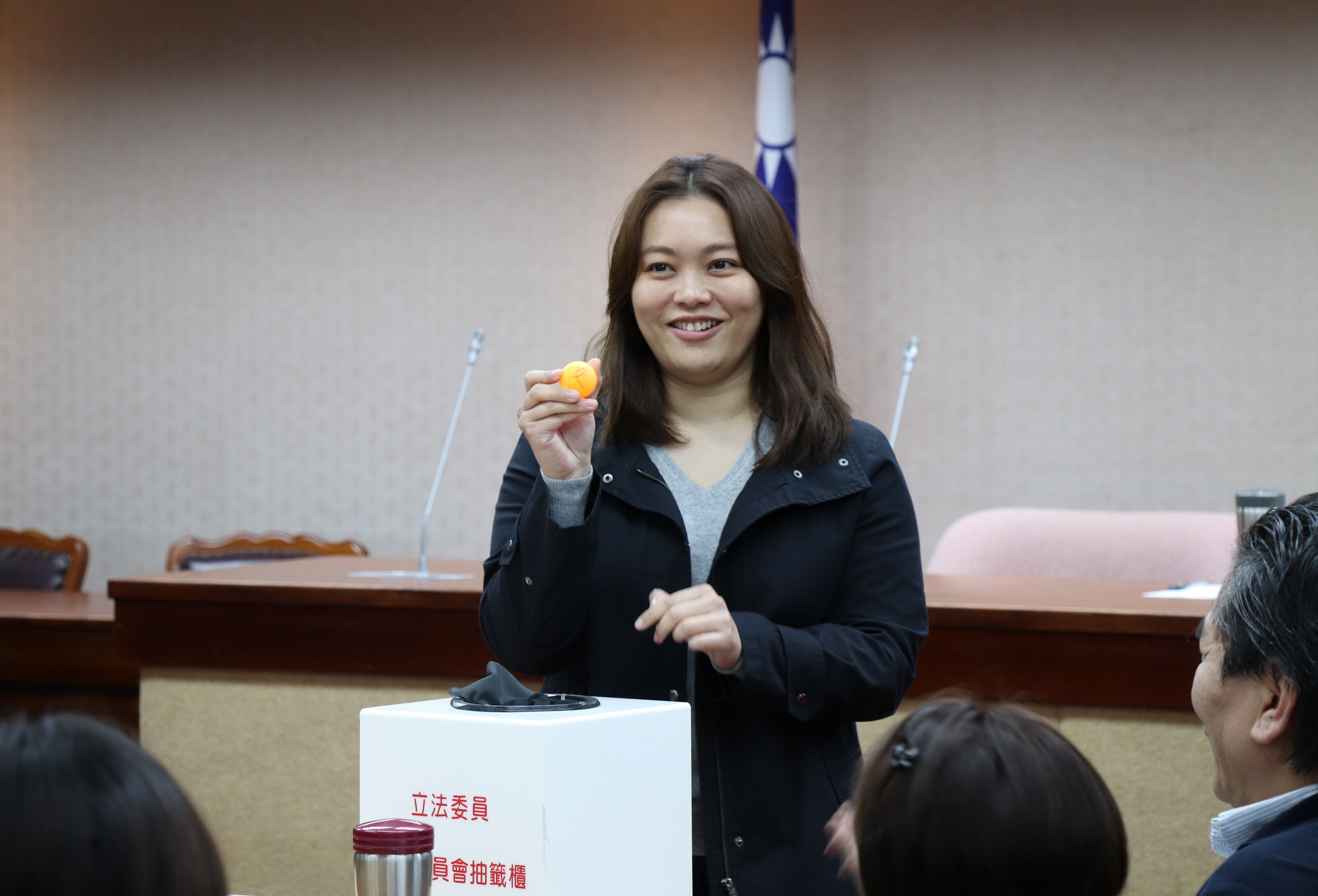 立法院今舉辦少數黨團委員會抽籤，親民黨團籤運奇佳，陳怡潔抽中交通委員會。