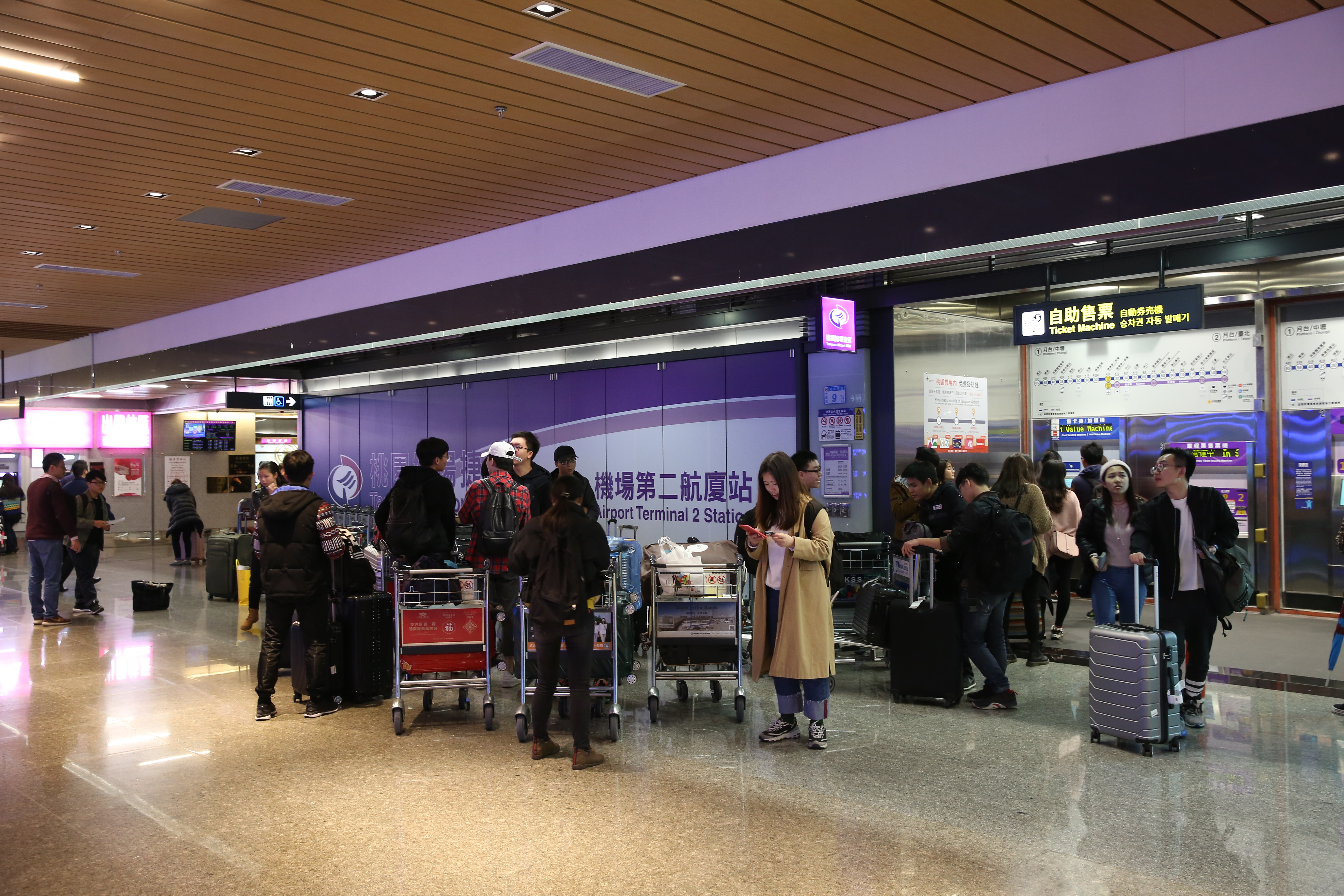 桃園捷運公司宣布從今天起增開車次，並擴大營運時間。圖為桃園機場捷運機場第二航廈站。