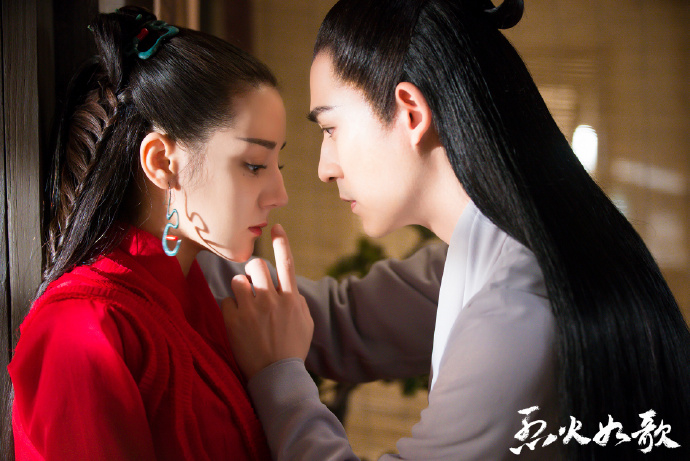 周渝民與迪麗熱巴合作陸劇《烈火如歌》，該劇未演先轟動，改編自明曉溪的同名小說。（CHOCO TV）