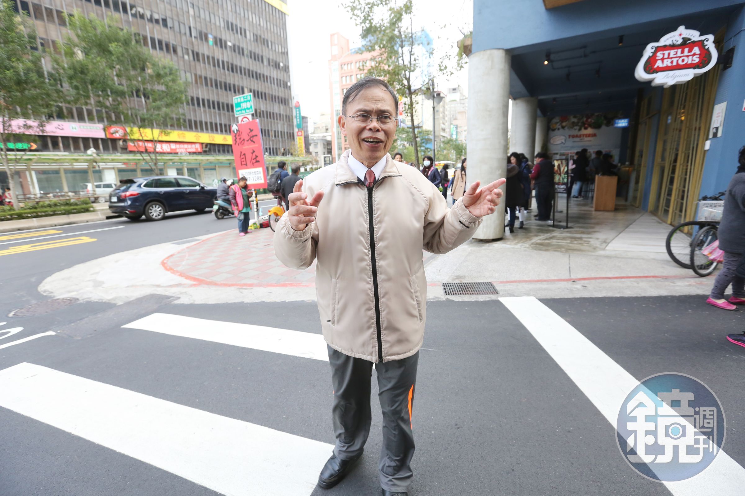 從台電退休的溫國信，談起台股和愛看的戲劇都可以滔滔不絕。