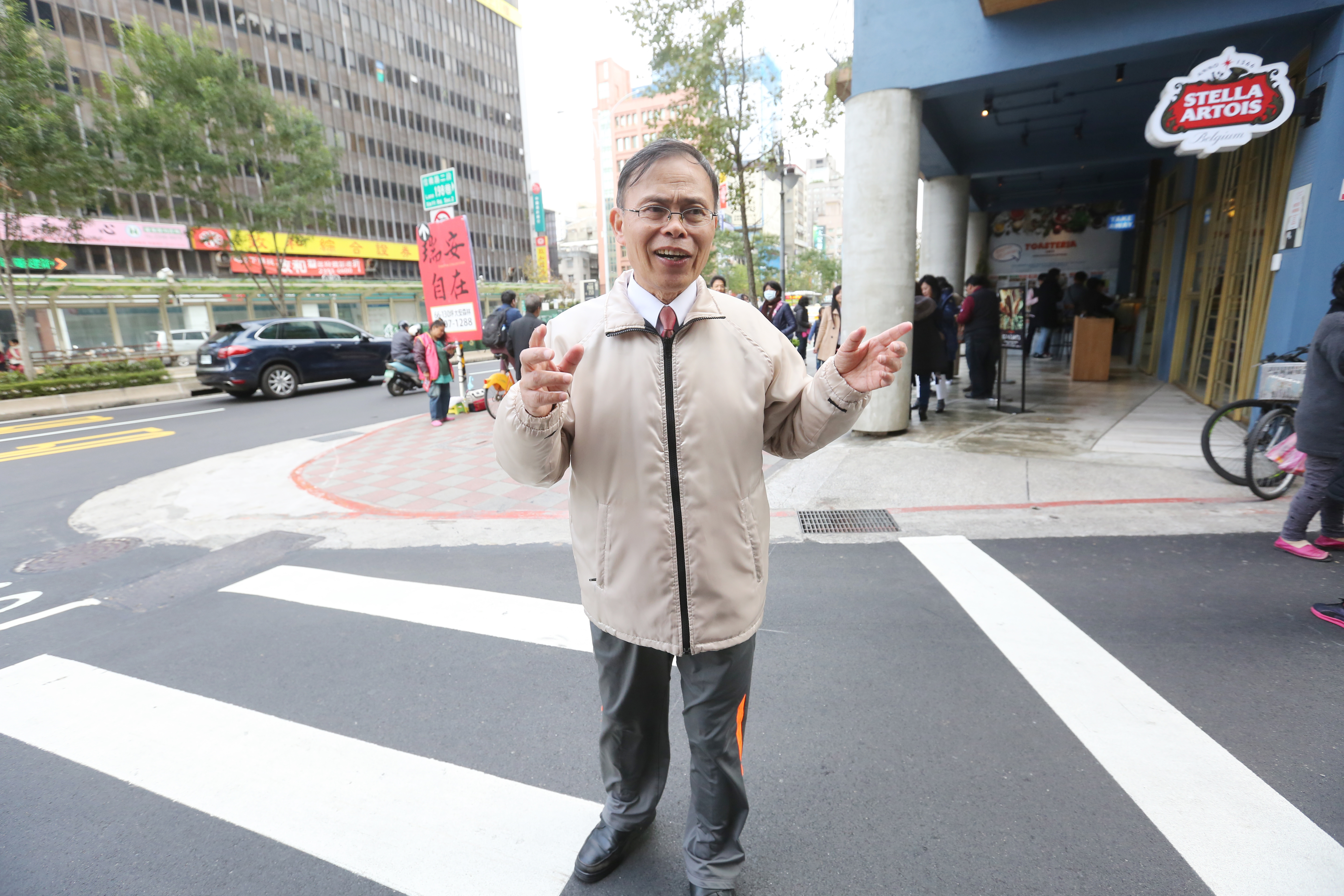 從台電退休的溫國信，談起台股和愛看的戲劇都可以滔滔不絕。