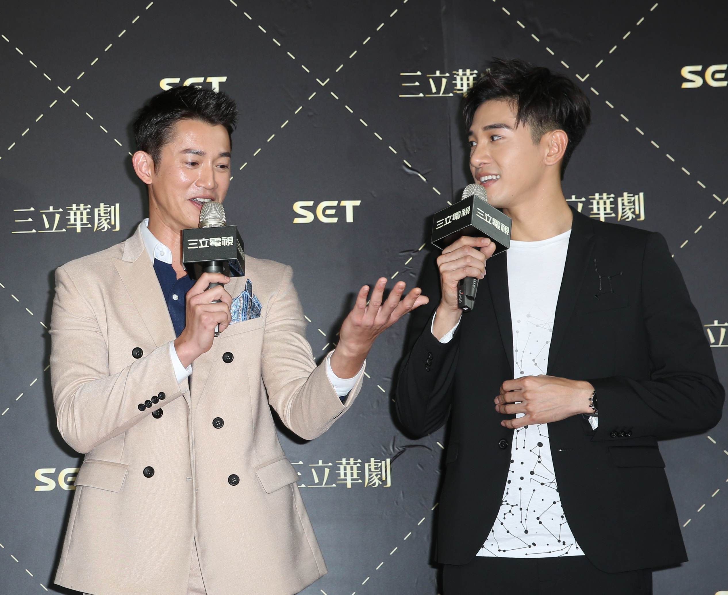 張立昂和吳慷仁去年2月還一起出席三立的造勢活動，沒想到1年後卻因邵雨薇這位緋聞女友親上加親。（陳仁萱攝）