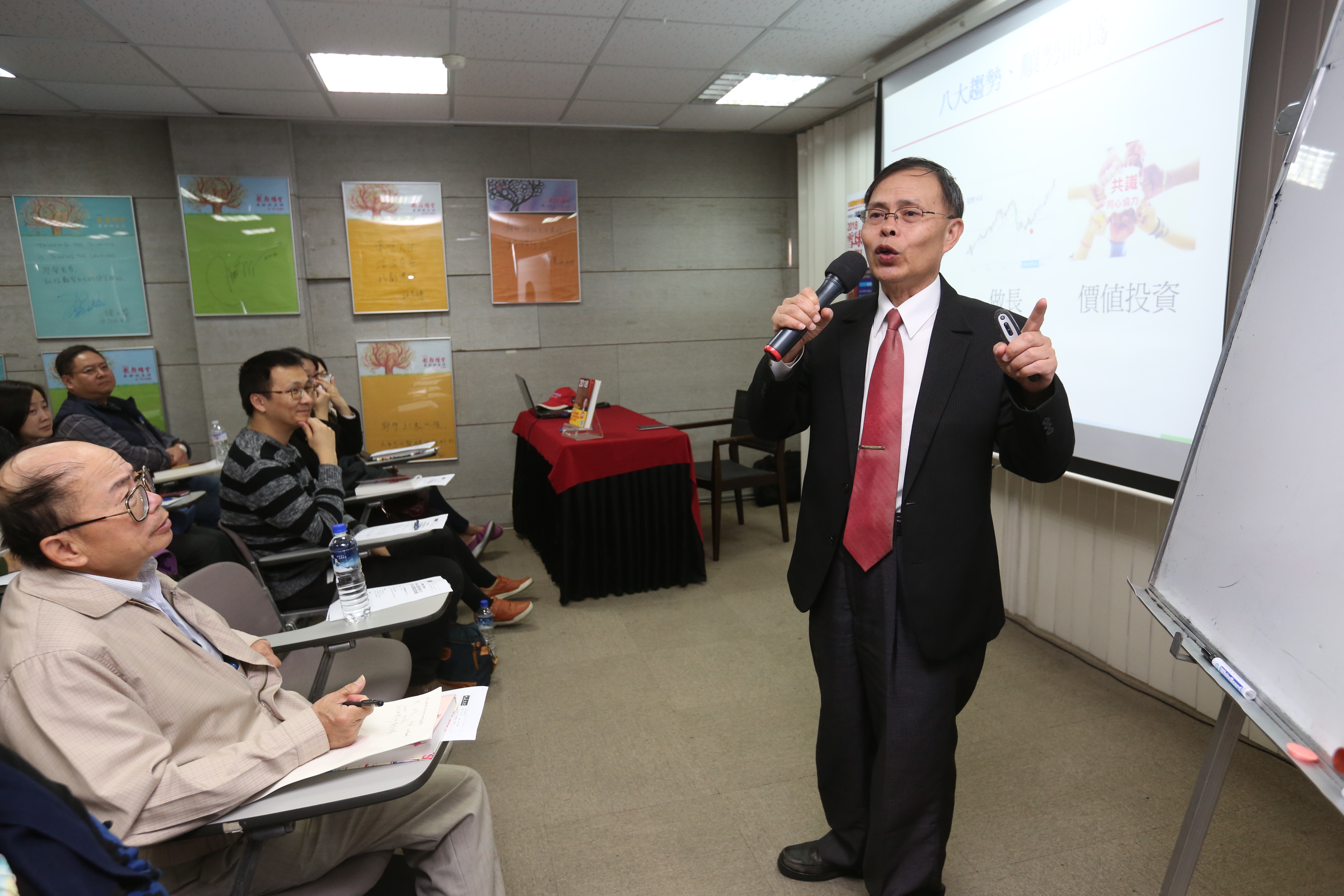 退休後的溫國信，喜歡出書、演講分享理財心法及經驗。
