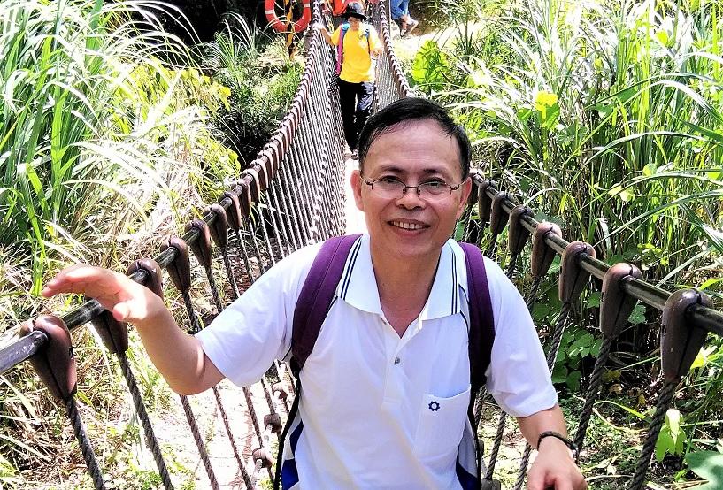 溫國信熱衷爬山、追劇，每年穩定從股市領息，退休生活很愜意。（溫國信提供）