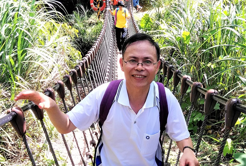 溫國信熱衷爬山、追劇，每年穩定從股市領息，退休生活很愜意。（溫國信提供）