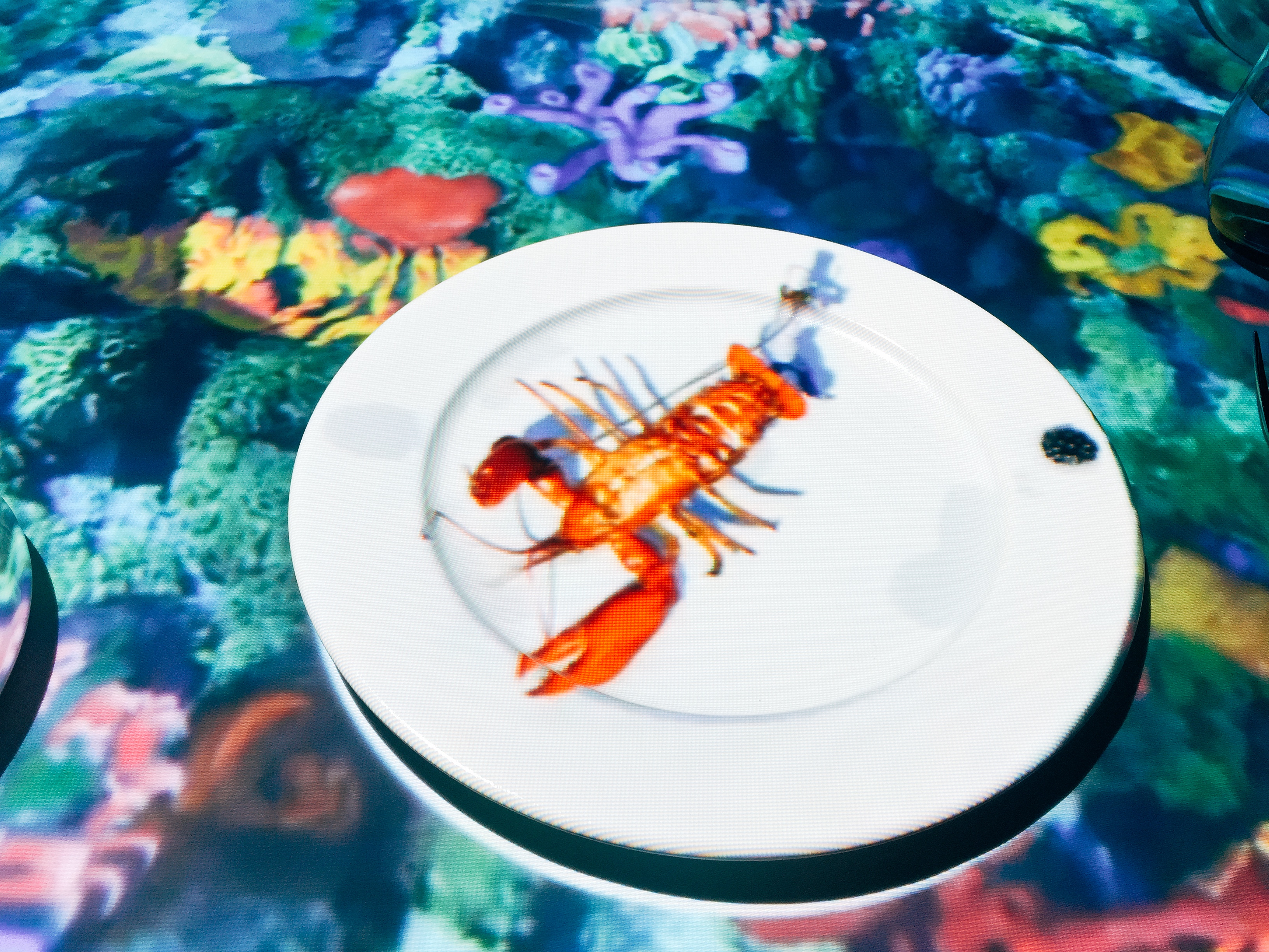 小廚師從海裡抓來龍蝦，動作相當逼真。