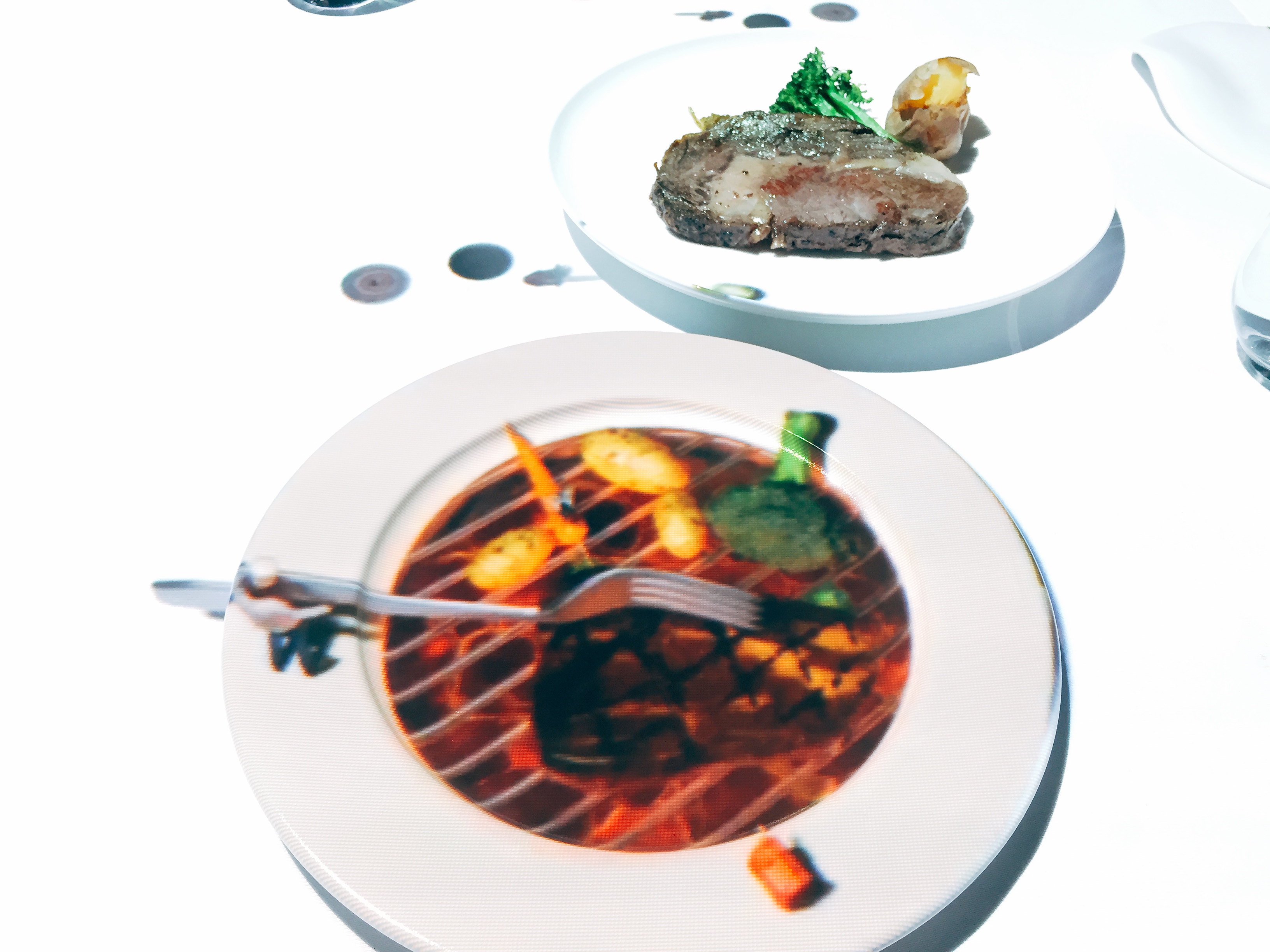 「Le Petit Chef」的影片經典之作是烤牛排，動畫結束，記得來張與真實牛排的同框合影。