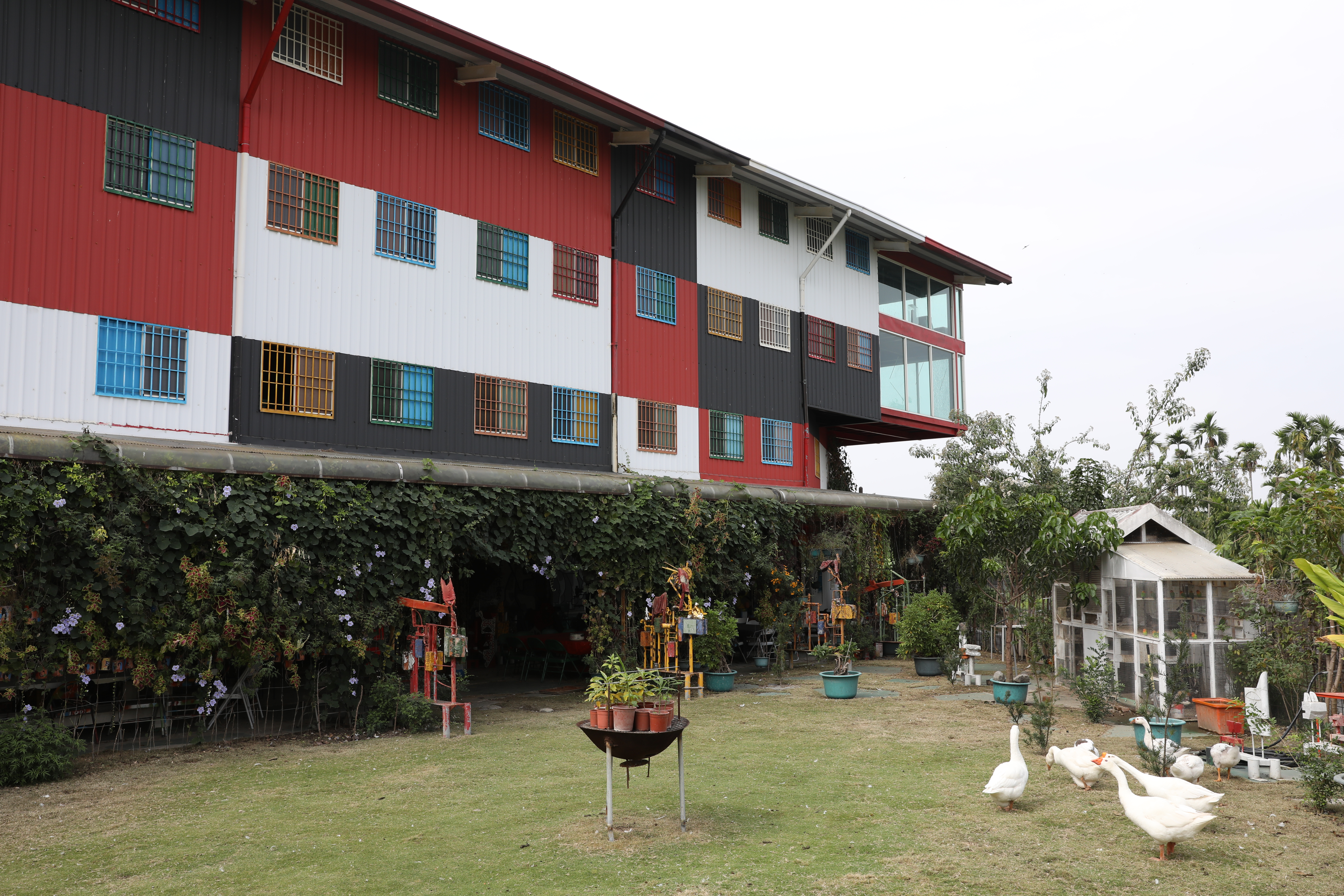 「莊明旗美術館」以貨櫃屋堆疊出型格的藝術場域，融入田園生活之中，充分展現主人的個性。