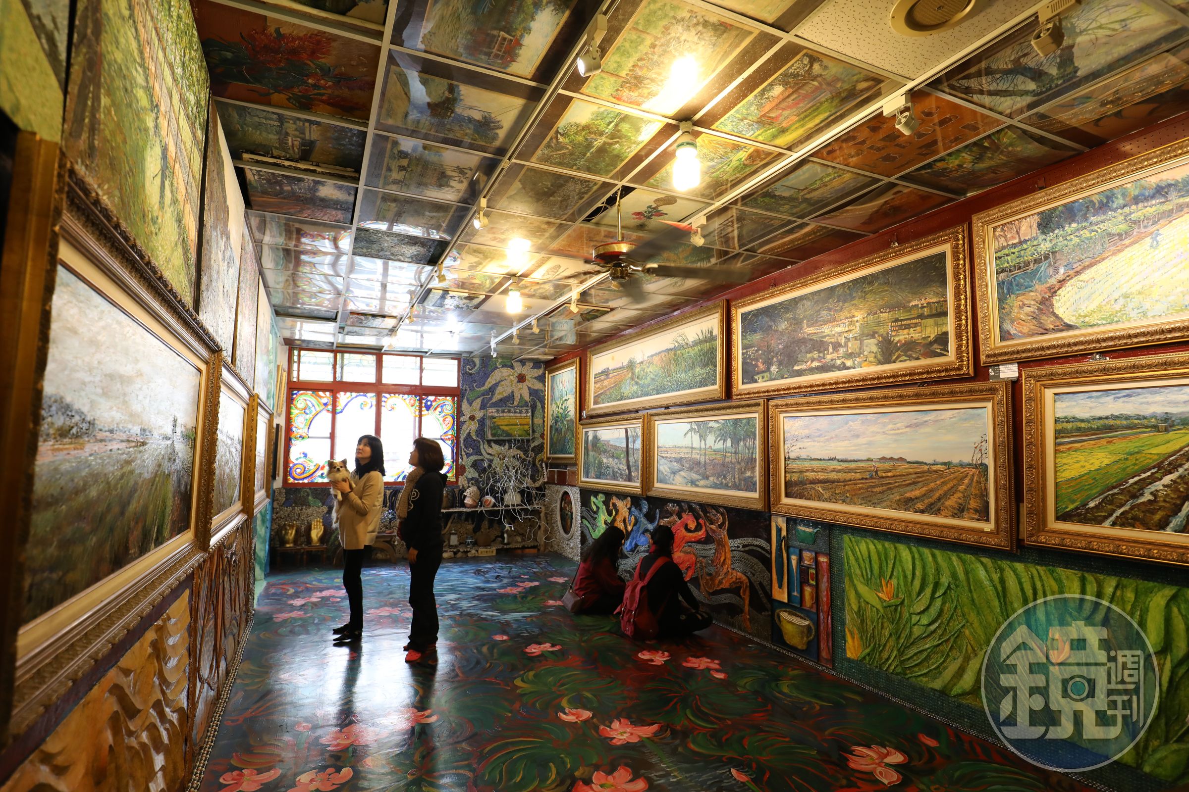屋子裡鋪天蓋地是畫作，「房子很貴，我不想浪費任何1吋空間。」畫家蔡政志說。