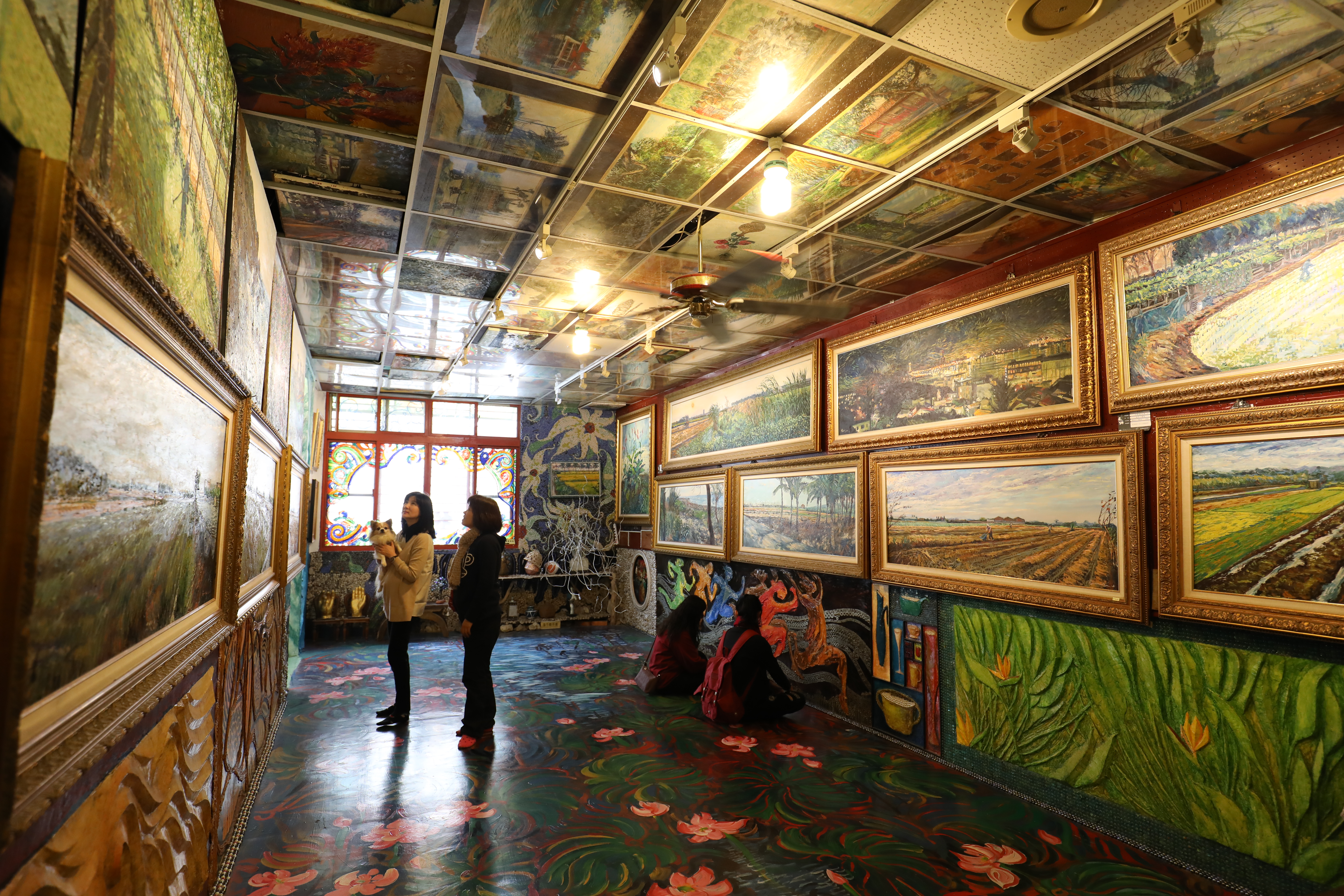 屋子裡鋪天蓋地是畫作，「房子很貴，我不想浪費任何1吋空間。」畫家蔡政志說。