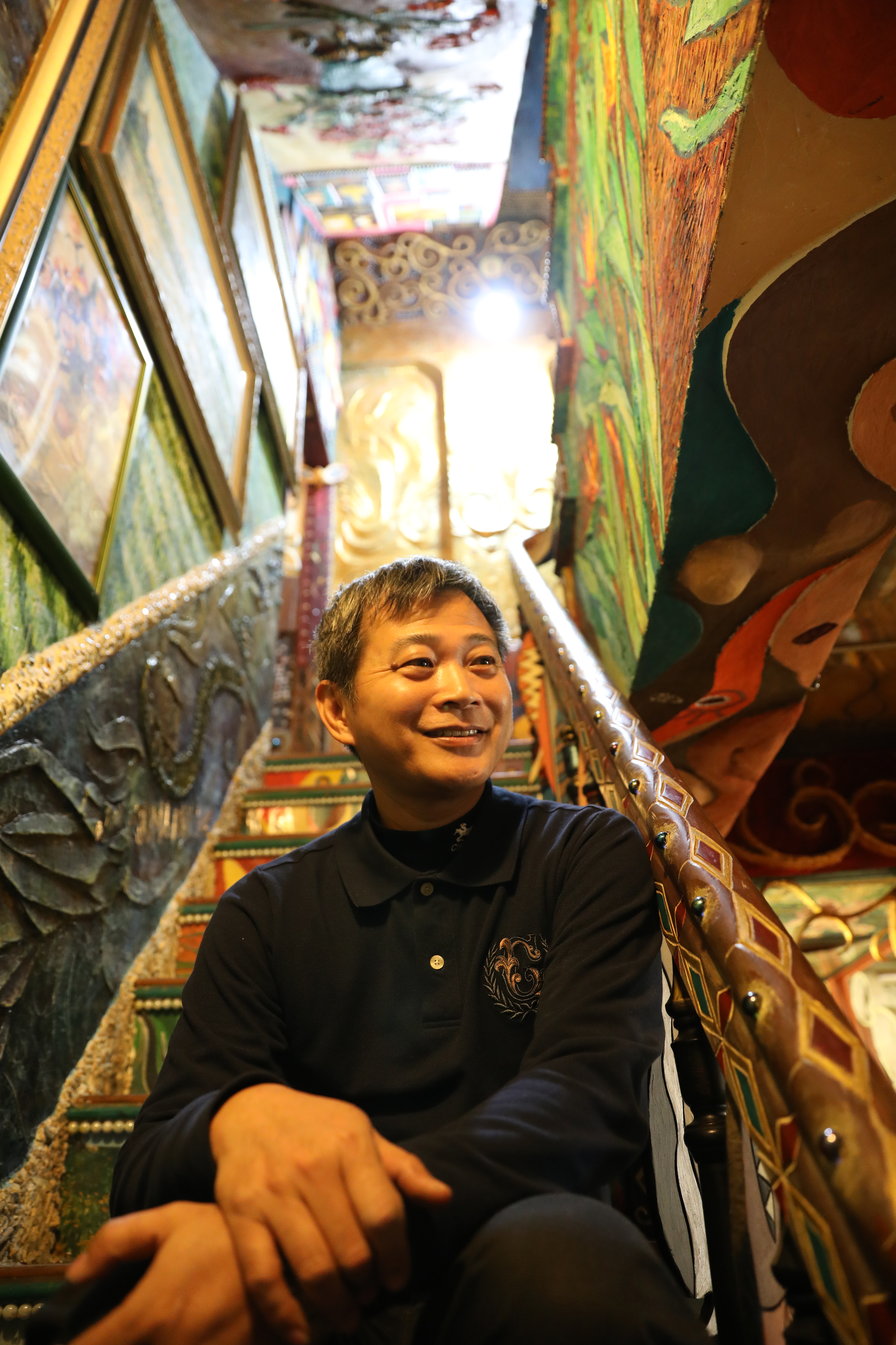 蔡政志花了20年時間，恣意在3棟透天厝內創作，屋子裡流動生命的軌跡。