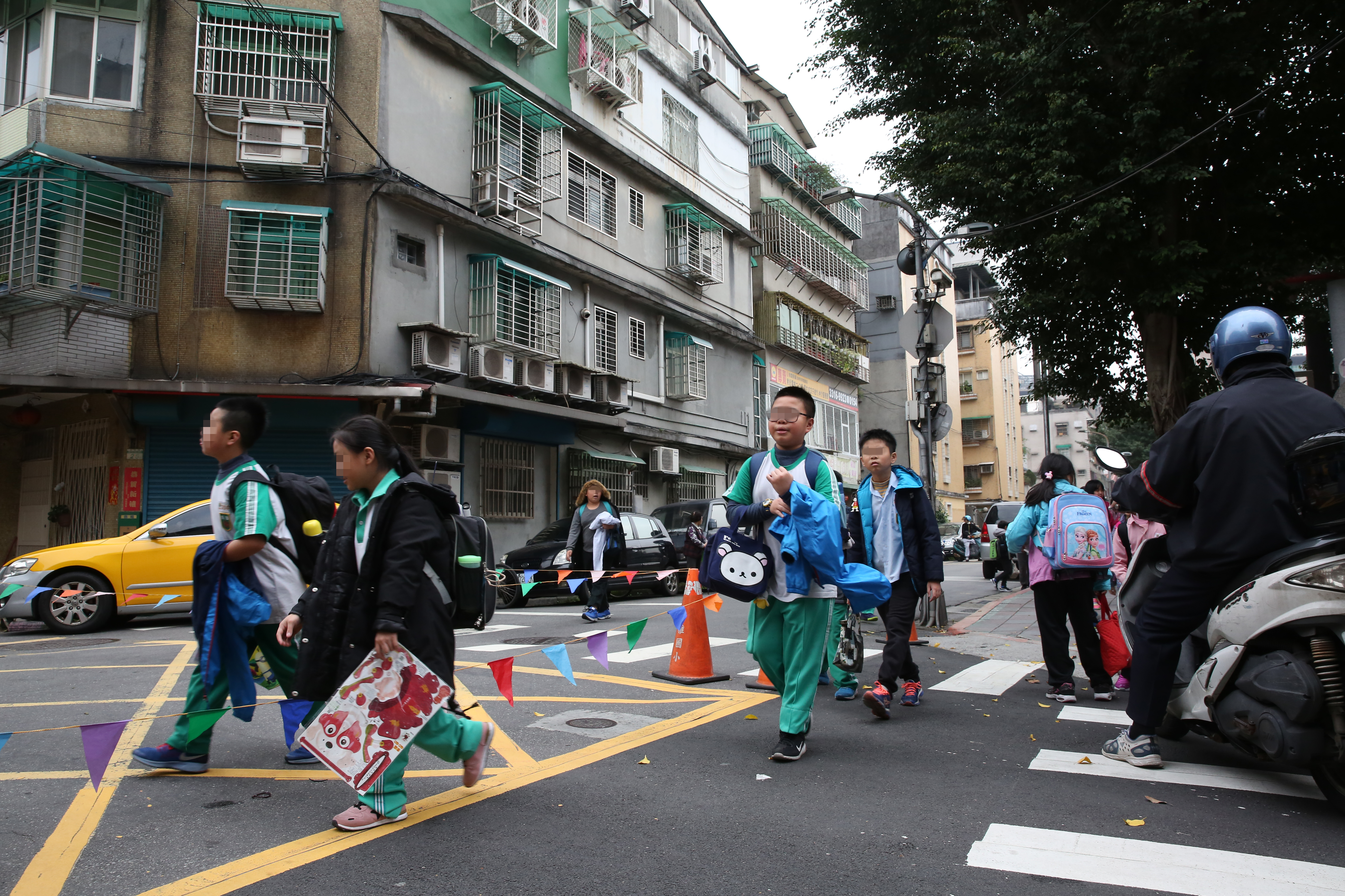 買房子除了細看屋內狀況，周邊的生活機能也別忽視，例如學校、市場等，先為第一印象打分數。