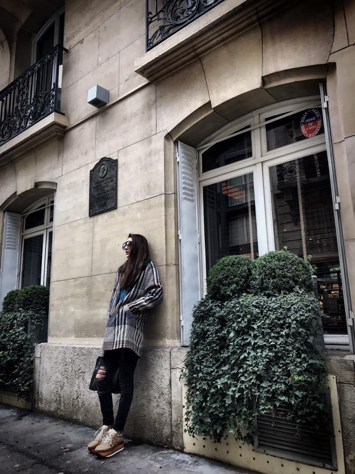 吳速玲穿著KOOKAI彩色毛領大衣在巴黎街頭街拍，售價台幣20,680元。（取自媽咪速玲臉書）
