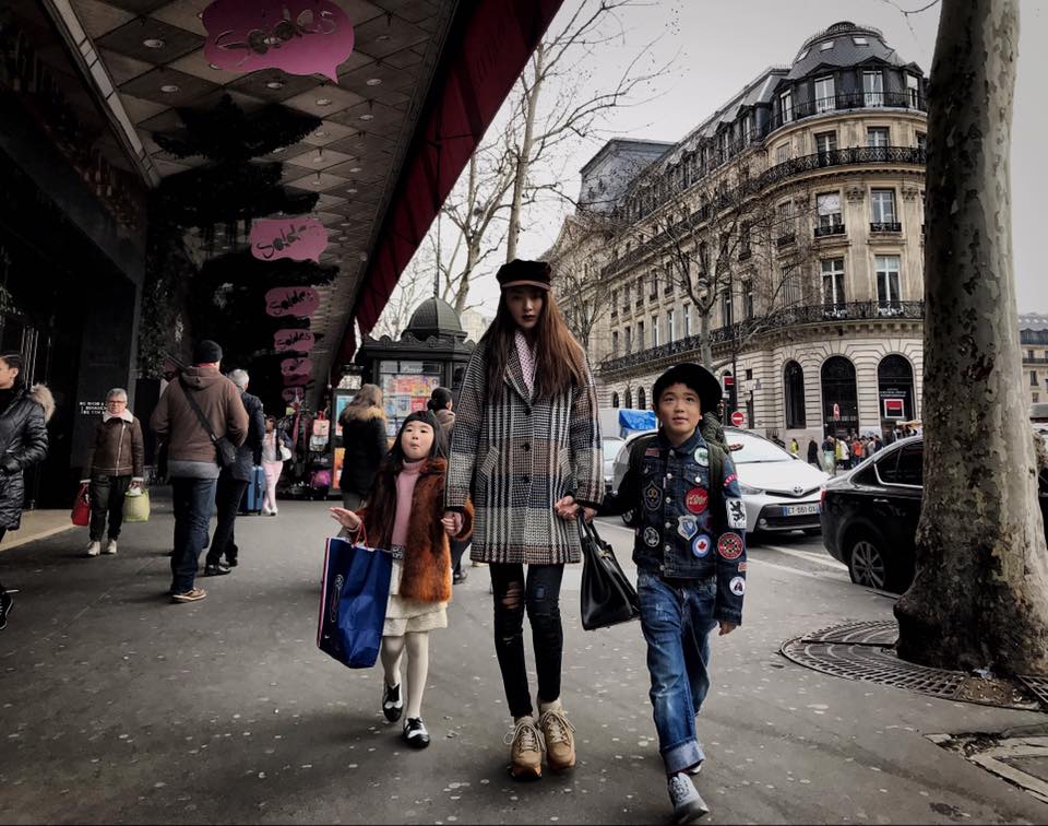 曹格全家大小一起飛至巴黎旅遊，太太吳速玲在高達38萬人次的粉絲頁面po出旅遊照。（取自媽咪速玲臉書）