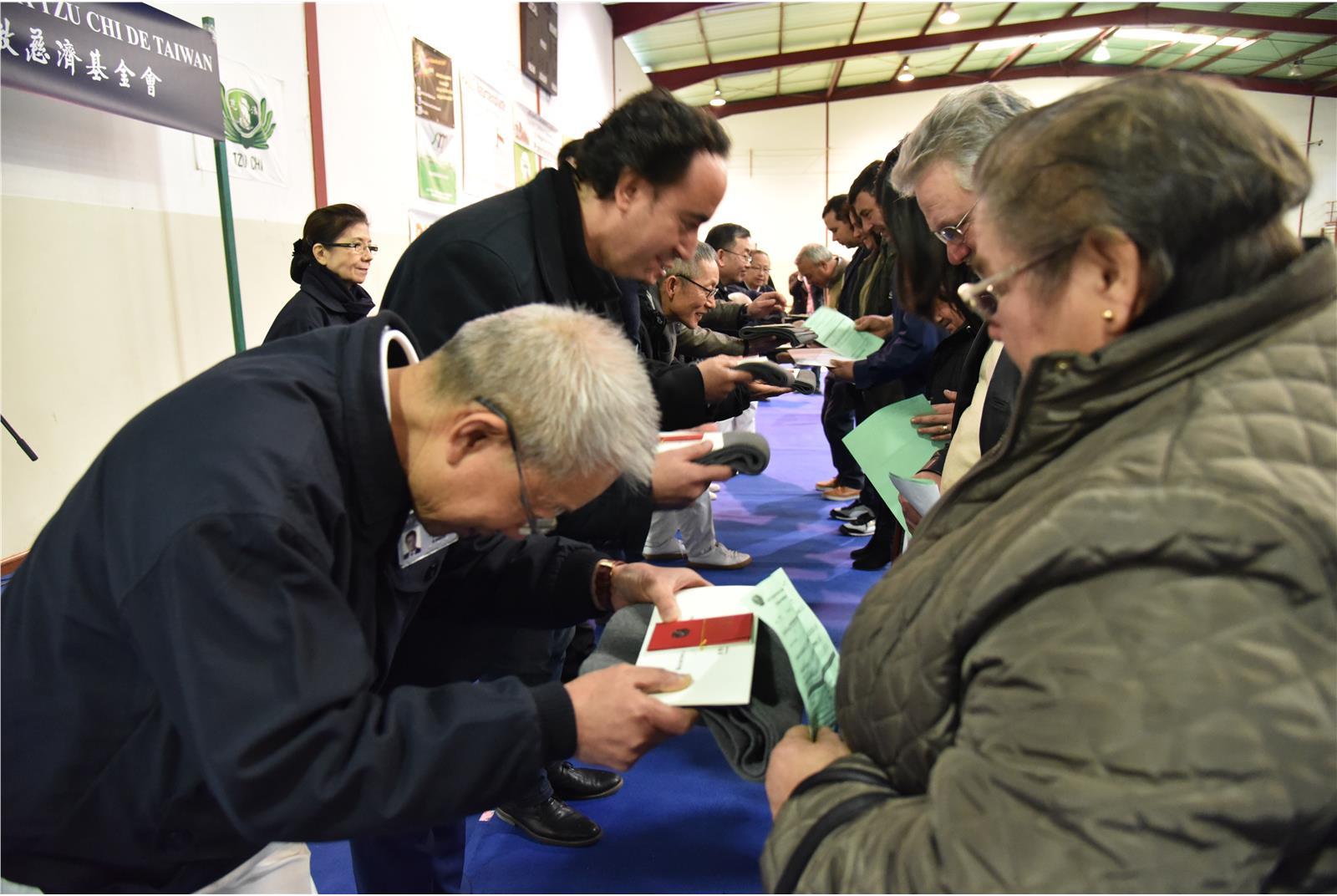 慈濟志工前往葡萄牙進行發放賑災物資。（慈濟基金會提供）