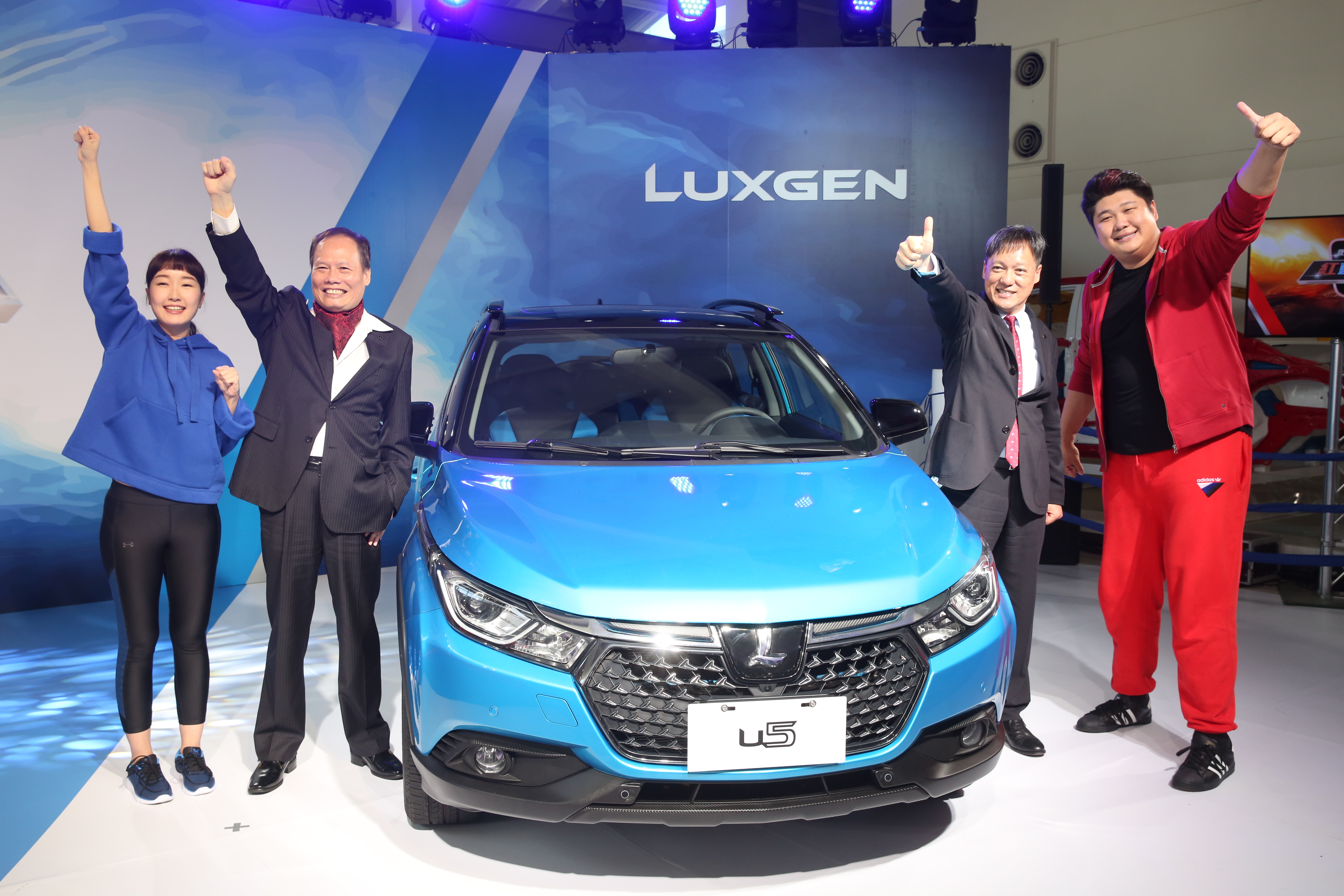 總經理蔡文榮（左二）希望今年納智捷新車銷售挑戰2.5萬台，比去年成長6成。