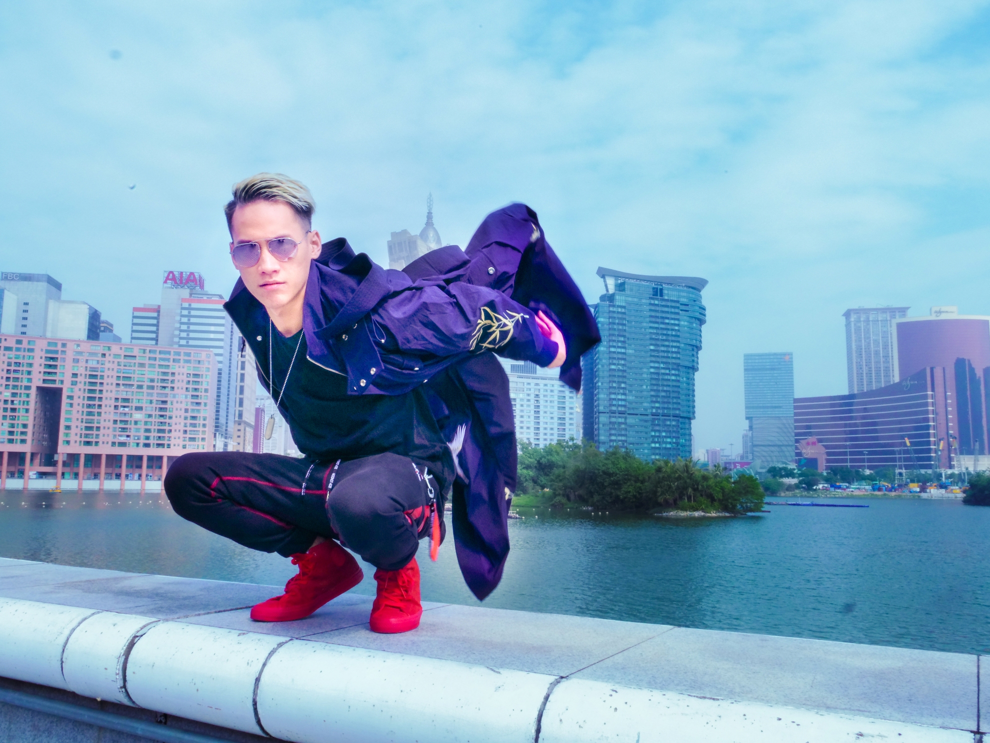 歌壇新人阿夫推出新作，身上的行頭特別請到名師打理。（角落娛樂）