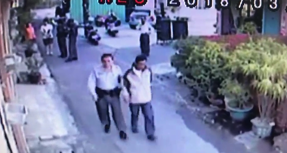 警方到場時，黃嫌情緒還是相當激動，最後黃男聽從警方指示，把刀交出，警方將他以殺人未遂移送法辦。（警方提供）