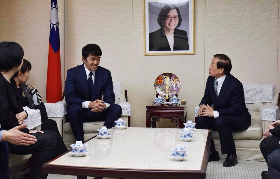 駐日代表謝長廷（右）今在臉書貼出與日本影星阿部寬（左3）會面照片。（翻攝謝長廷臉書）