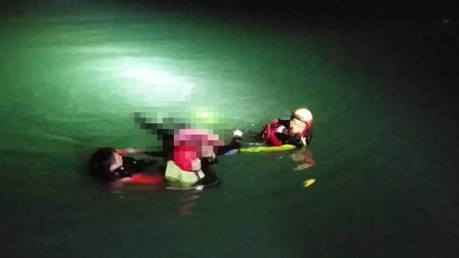 潛水員救起溺水的李男，但送醫後仍不治身亡。（翻攝畫面）