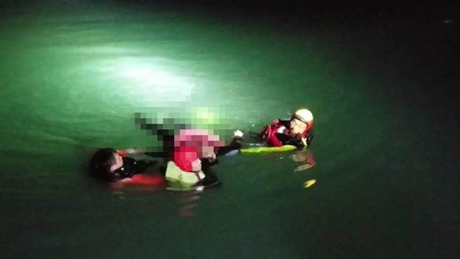 潛水員救起溺水的李男，但送醫後仍不治身亡。（翻攝畫面）