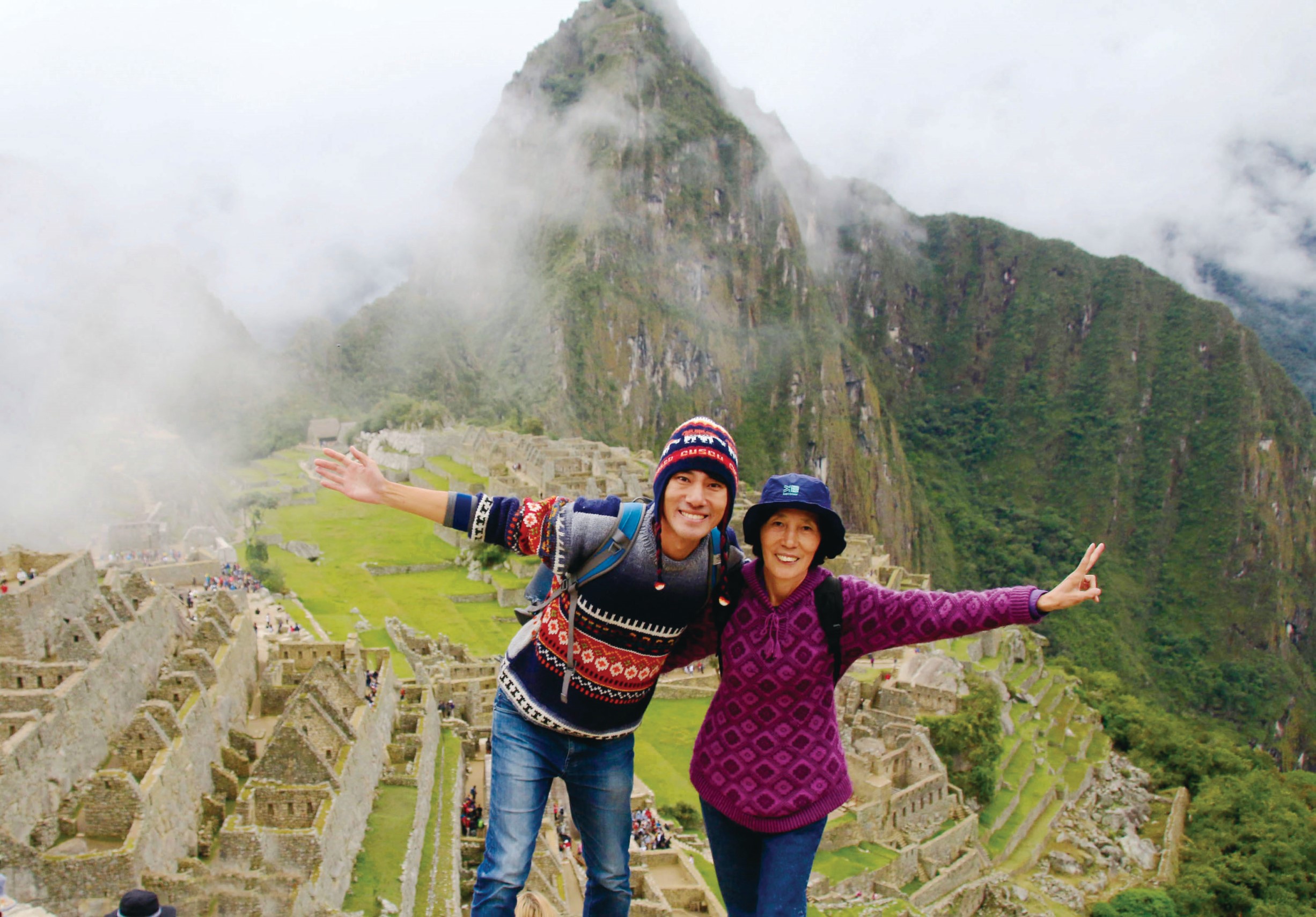 太原晙和媽媽韓東益第二次啟程，來到中南美，圖為母子倆攝於祕魯印加帝國遺址馬丘比丘。（EZ叢書館提供）