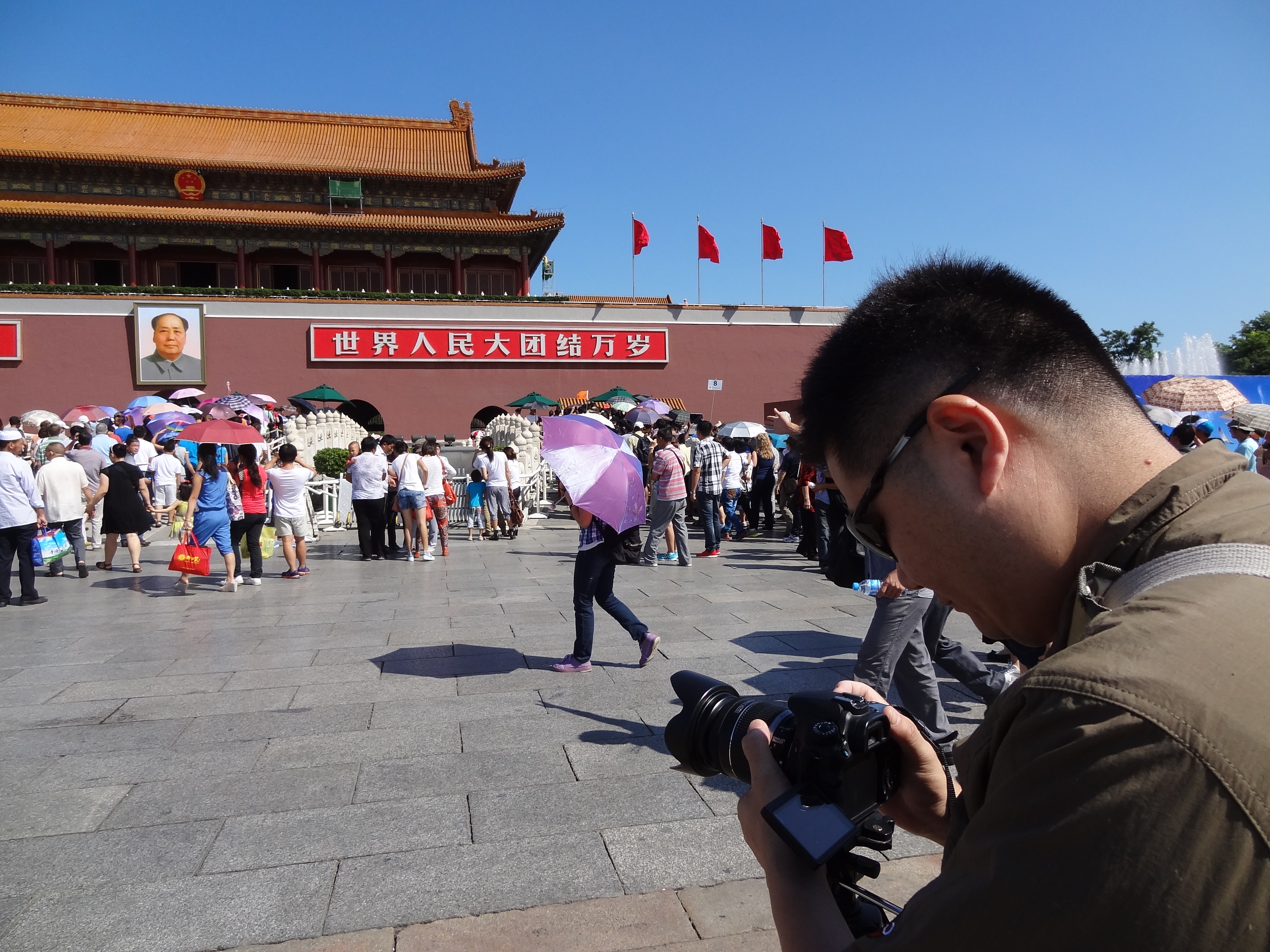 李惠仁拍攝《并：控制》講述中共如何控制香港與台灣，「并」就是「反共」。（公視提供）
