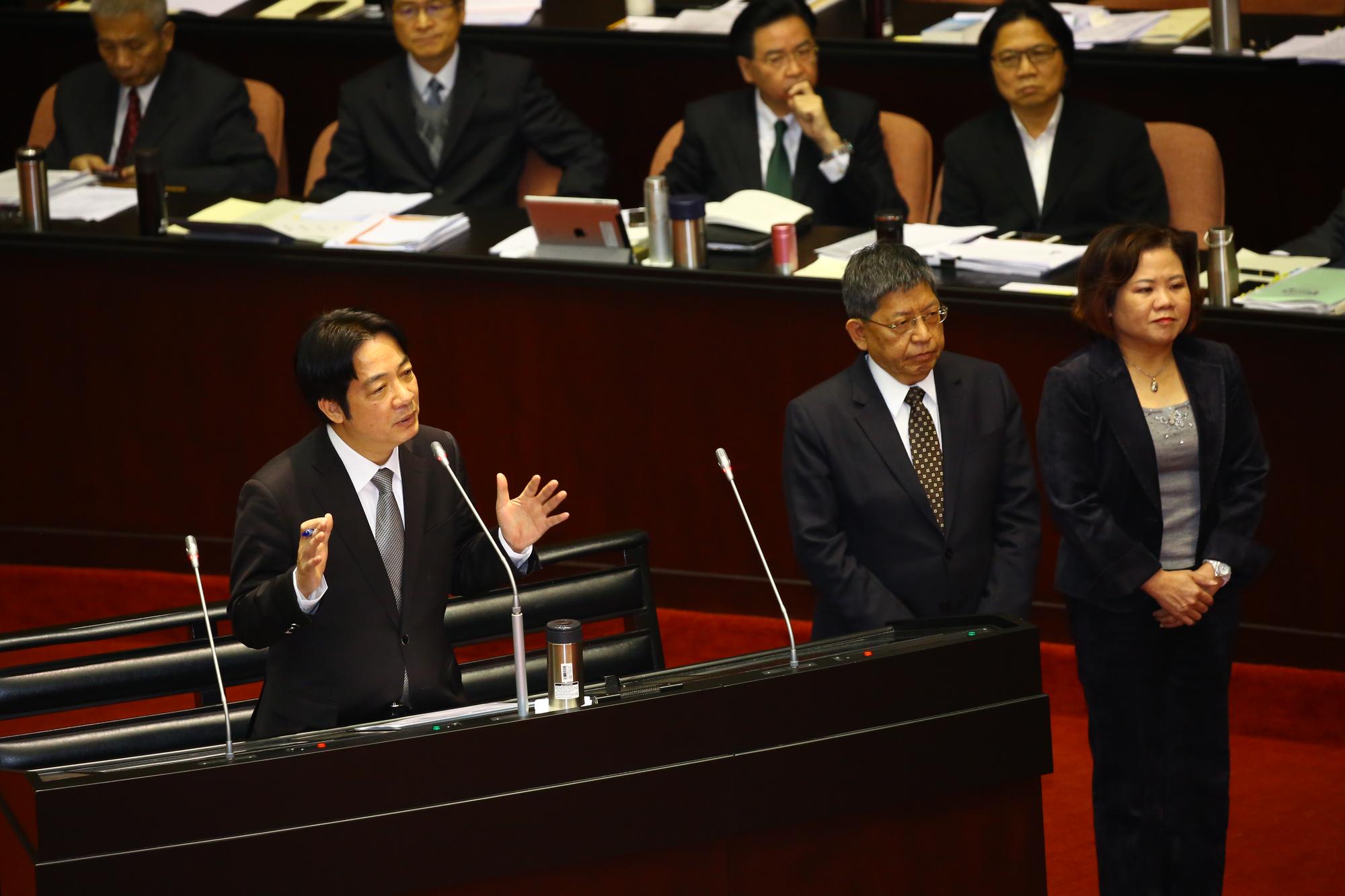 行政院長賴清德在立法院施政總質詢中回答立委提問。