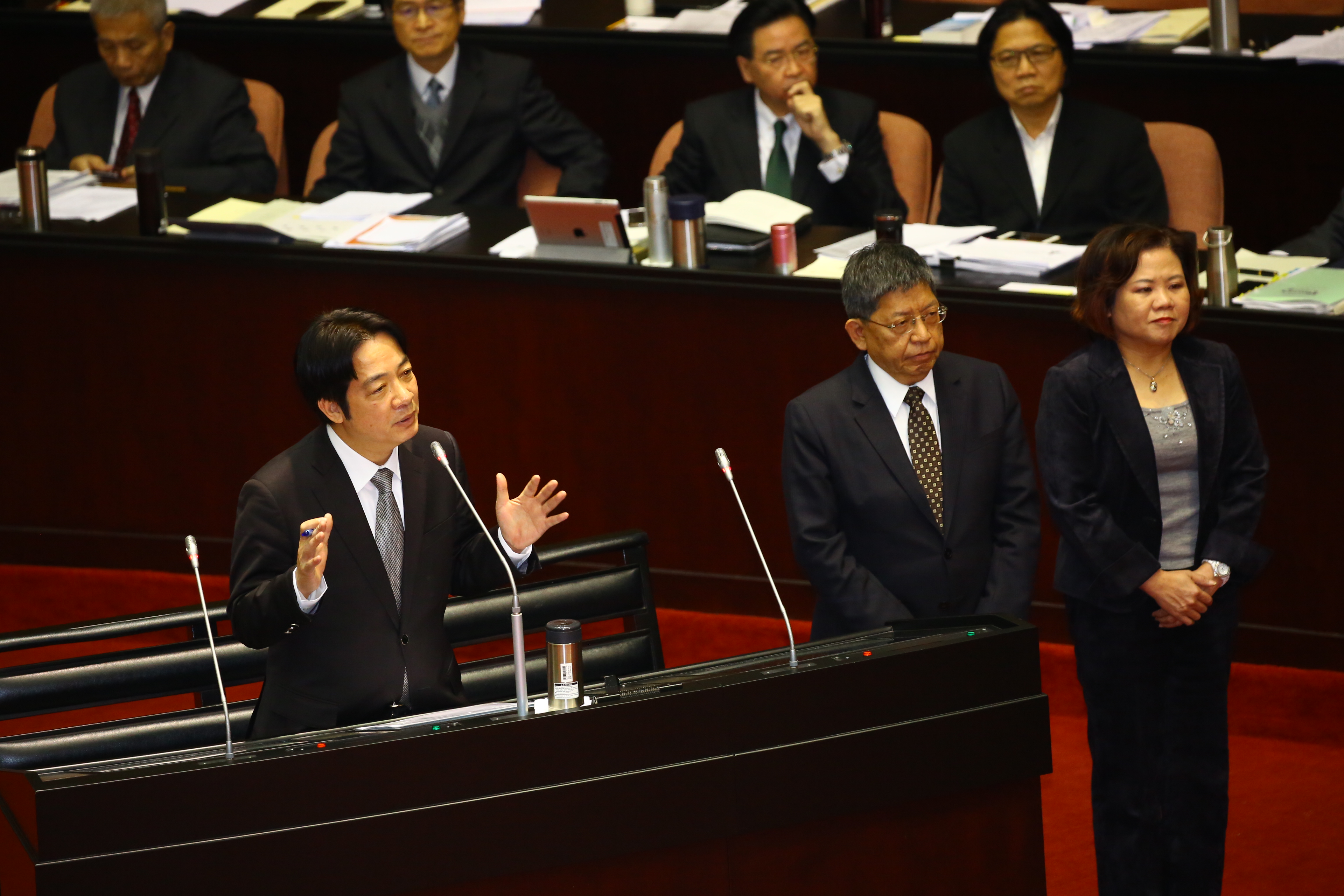 行政院長賴清德在立法院施政總質詢中回答立委提問。