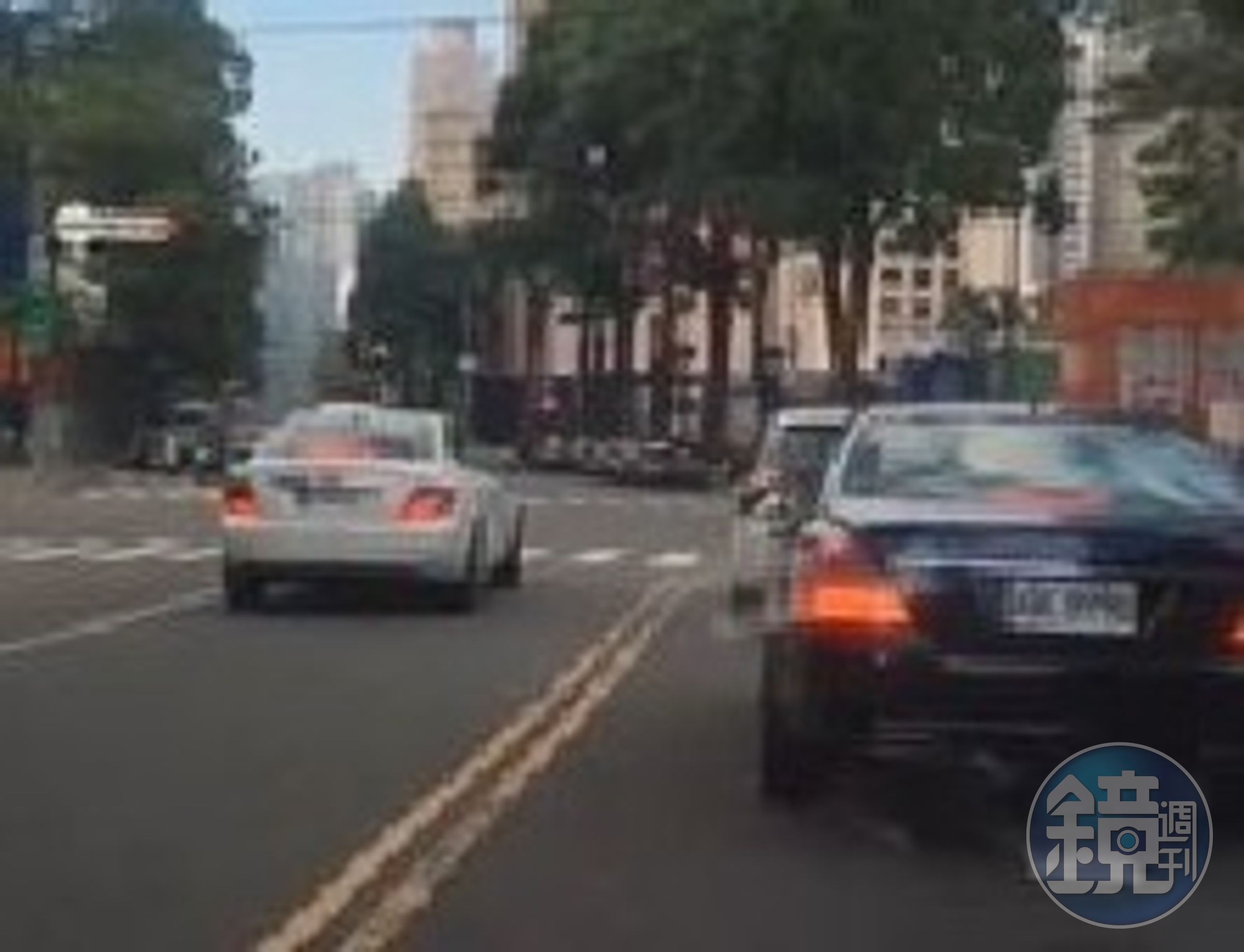 賓士車停在對向車道等待紅燈，完全不理會對向來車。（翻攝爆料公社）