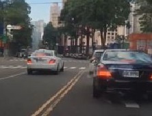 賓士車停在對向車道等待紅燈，完全不理會對向來車。（翻攝爆料公社）