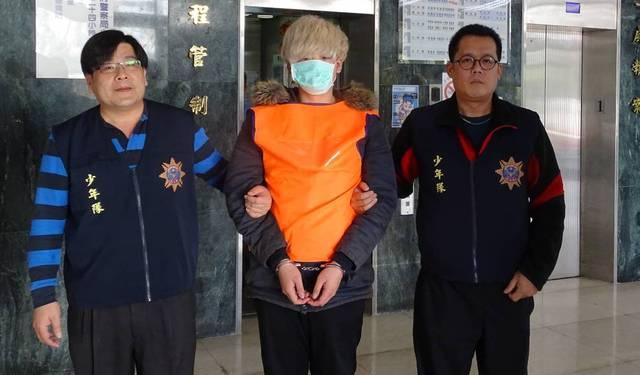 一頭金髮的通緝犯趙嫌平時在翹家少女會出現的地點以提供吃住蠱惑，再施以毒品控制等手段暴力對待，更以脅迫少女以賣淫方式償還毒債。（警方提供）
