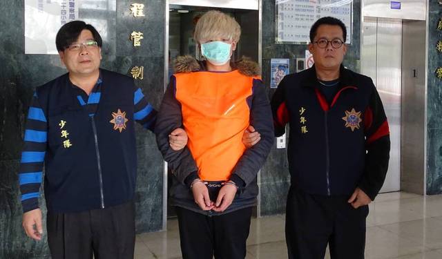 一頭金髮的通緝犯趙嫌平時在翹家少女會出現的地點以提供吃住蠱惑，再施以毒品控制等手段暴力對待，更以脅迫少女以賣淫方式償還毒債。（警方提供）