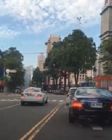 賓士車停在對向車道等待紅燈，完全不理會對向來車。（翻攝爆料公社）