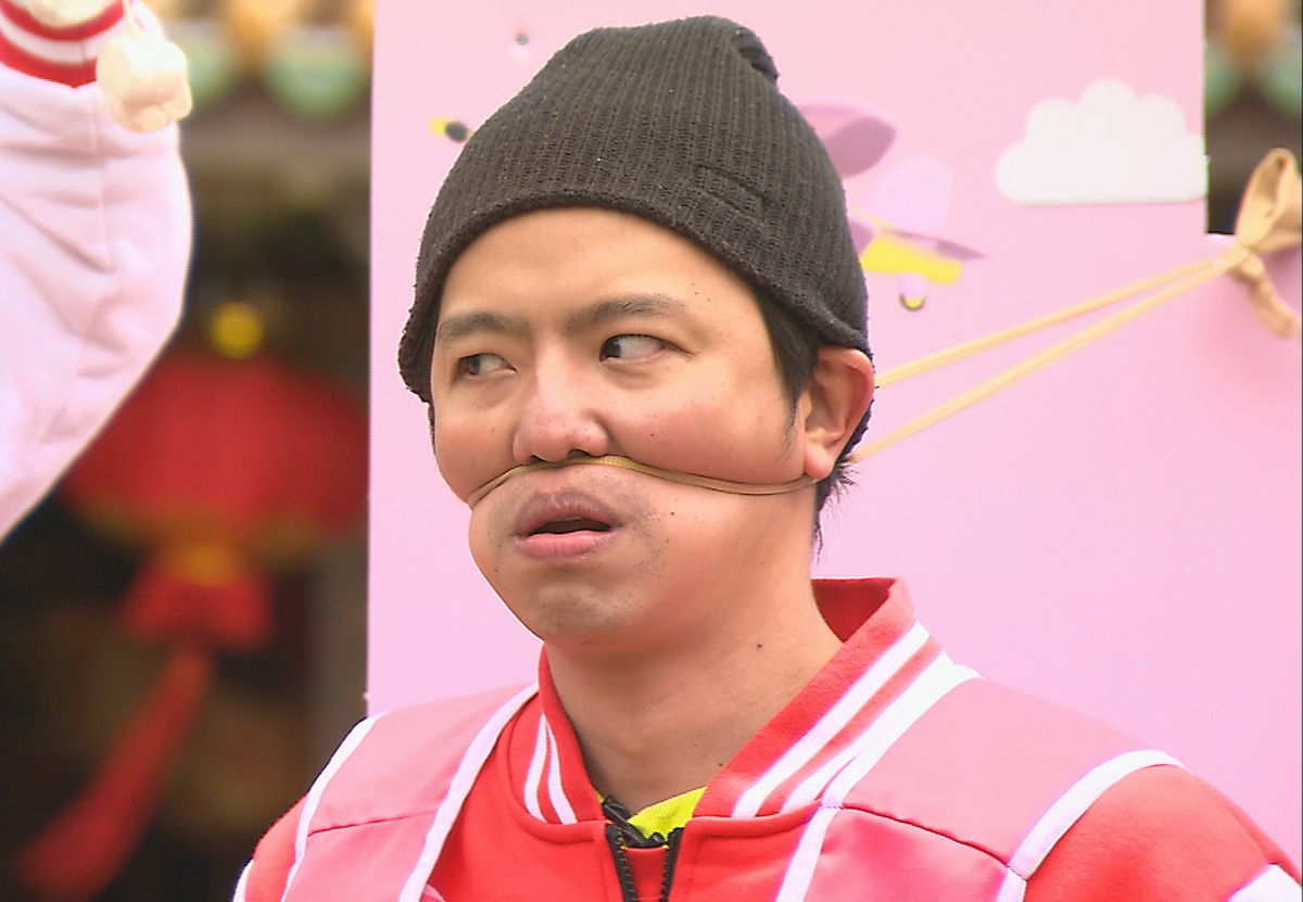 小鬼為遊戲不顧形象，被絲襪勒到臉變形也不在意。（台視提供）