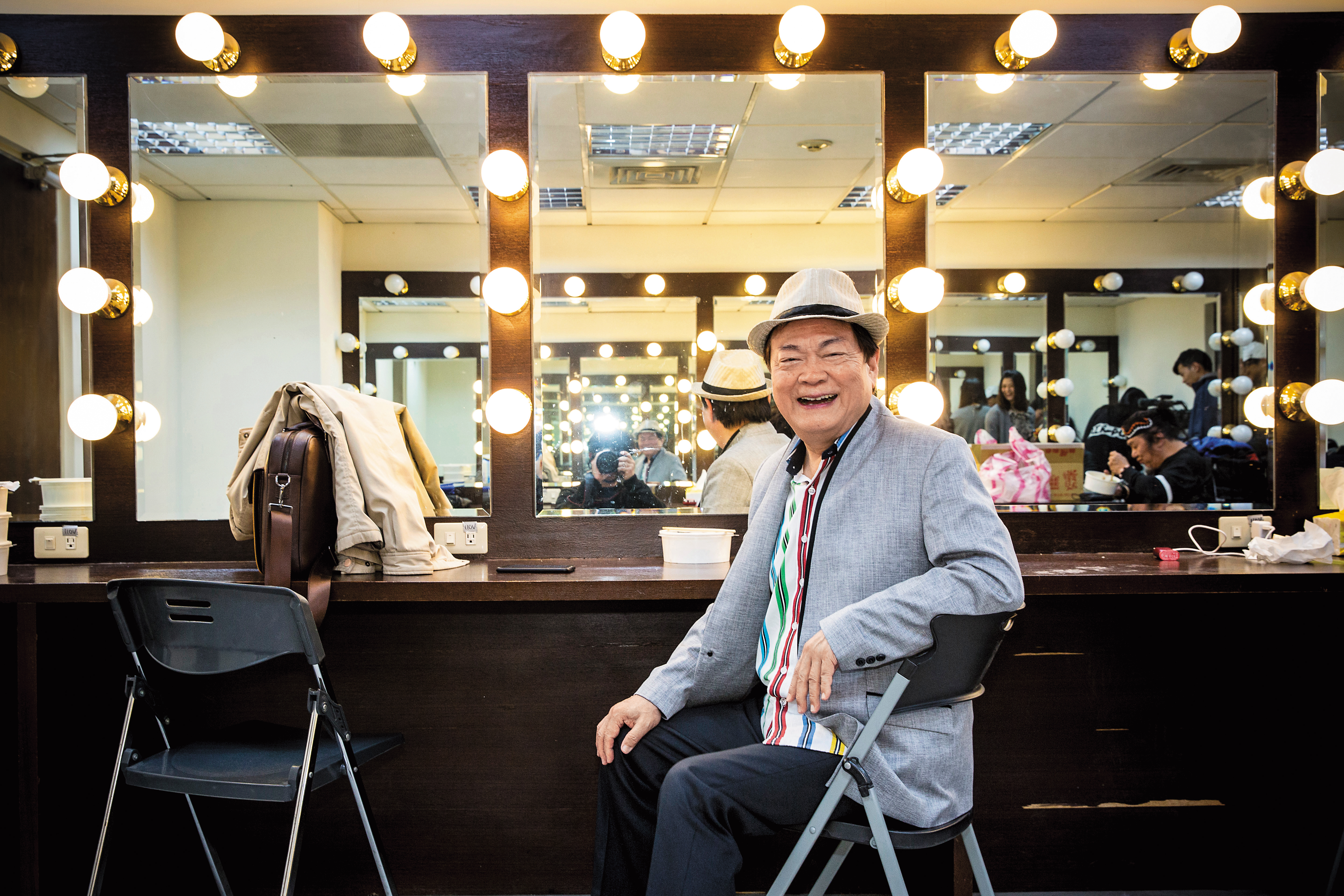 劉福助的樂天除了因為苦過，也是天性使然。他的開心無須指令，有時講著講著自己就笑了，對一輩子唱過無數輕快民謠的他，或也是種專業的表現。