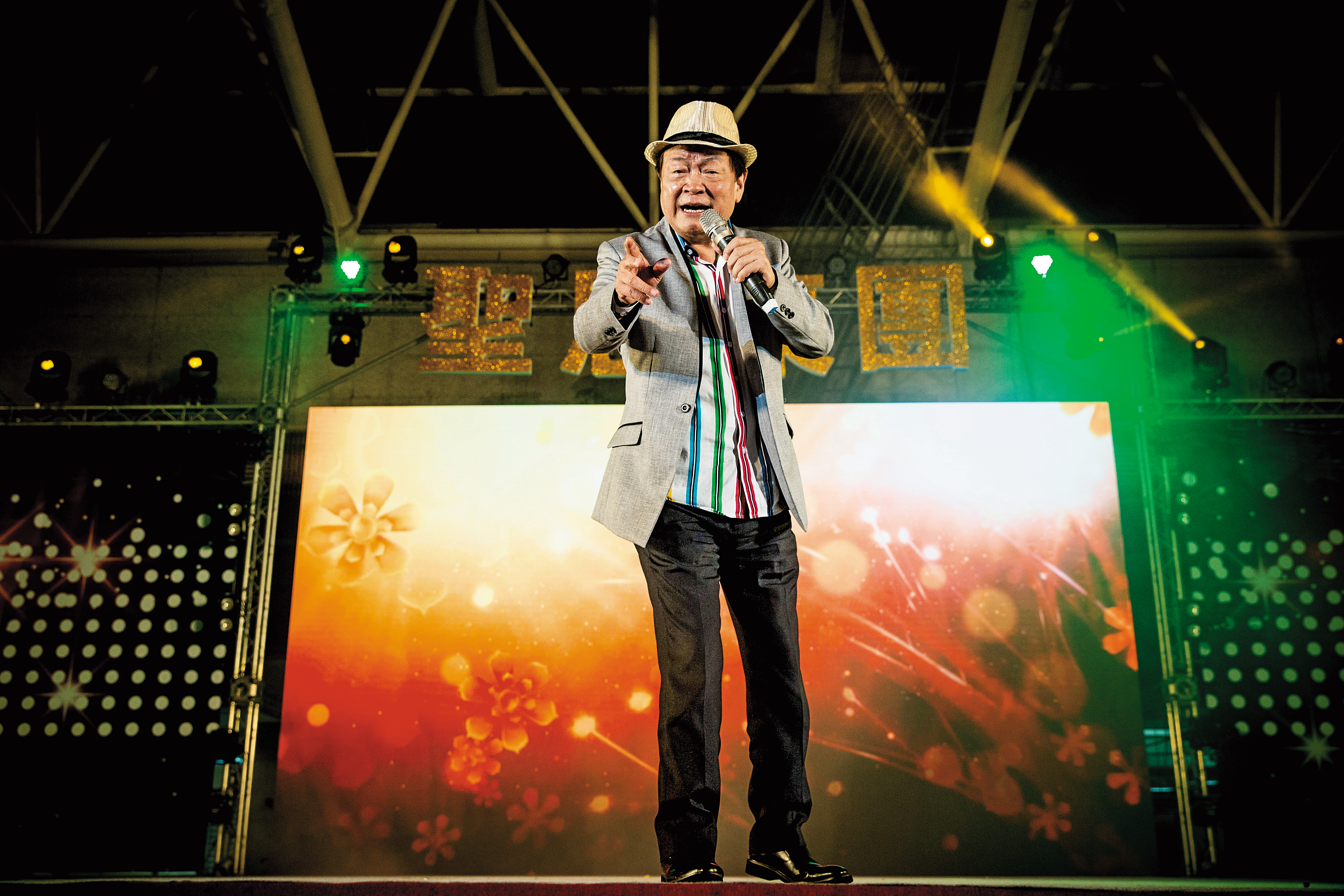 舞台是劉福助待了一輩子的地方，他說如果沒有唱歌，現在可能仍過著1年換24個頭家的生活。