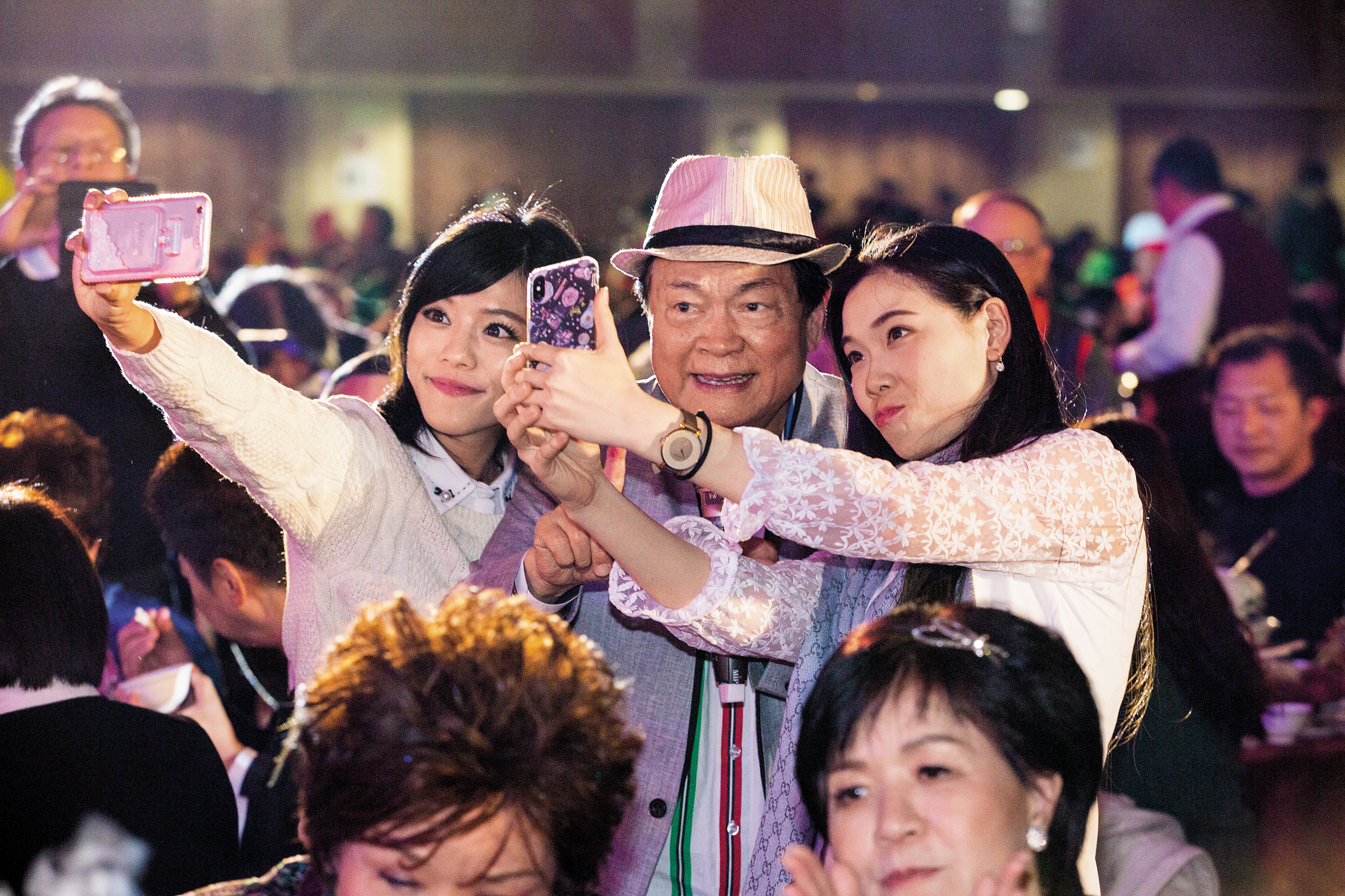 〈安童哥買菜〉成全了劉福助（中）的演藝生命，這天照例唱了，從台上唱到台下，和觀眾握手、合照，歌詞一句沒漏。