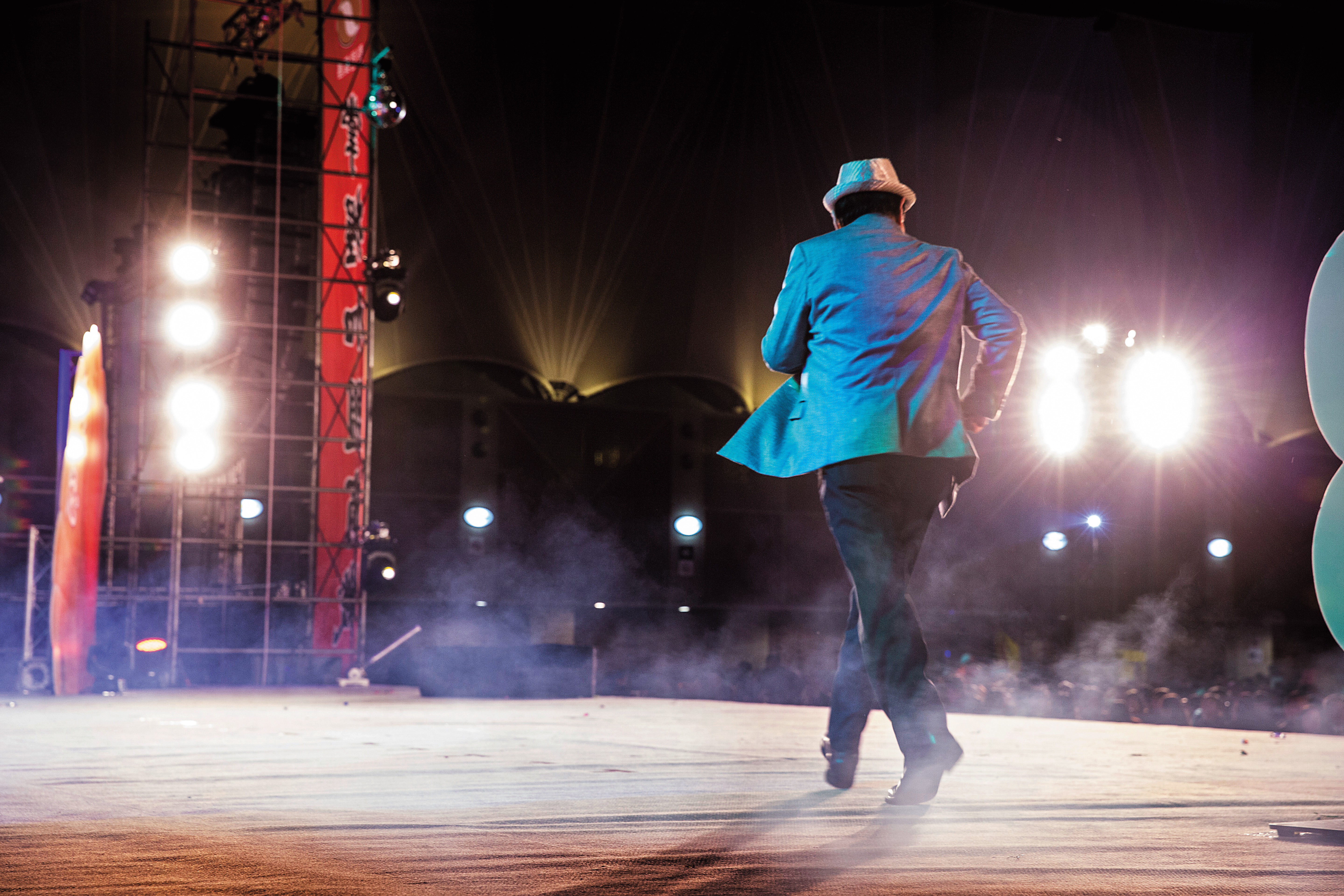 演出這天遲到了，無法彩排，劉福助交了伴唱帶、拿了麥克風即快步上台，大燈照在他身上，活力就來了。