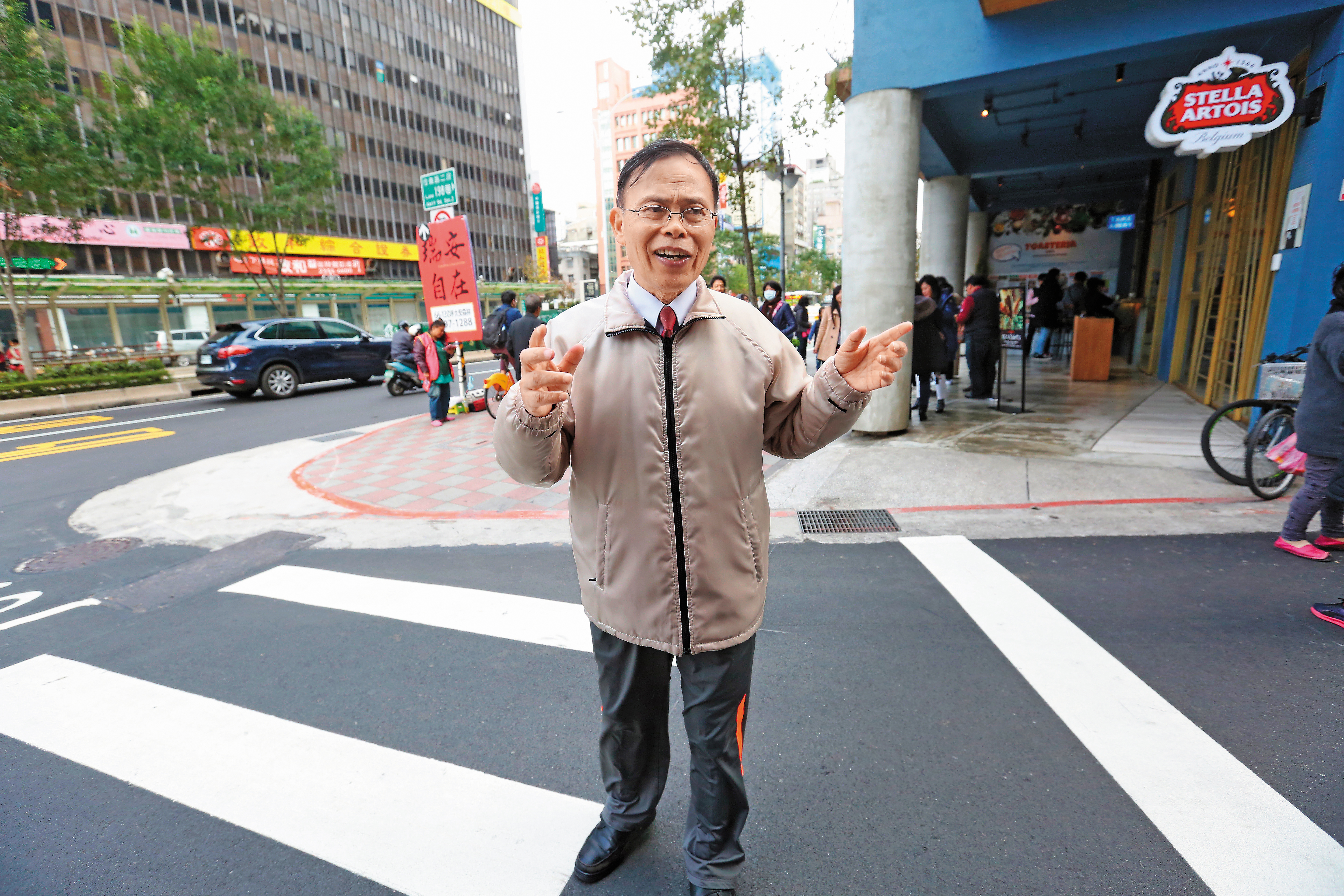 從台電退休的溫國信，談起台股和愛看的戲劇都可以滔滔不絕。