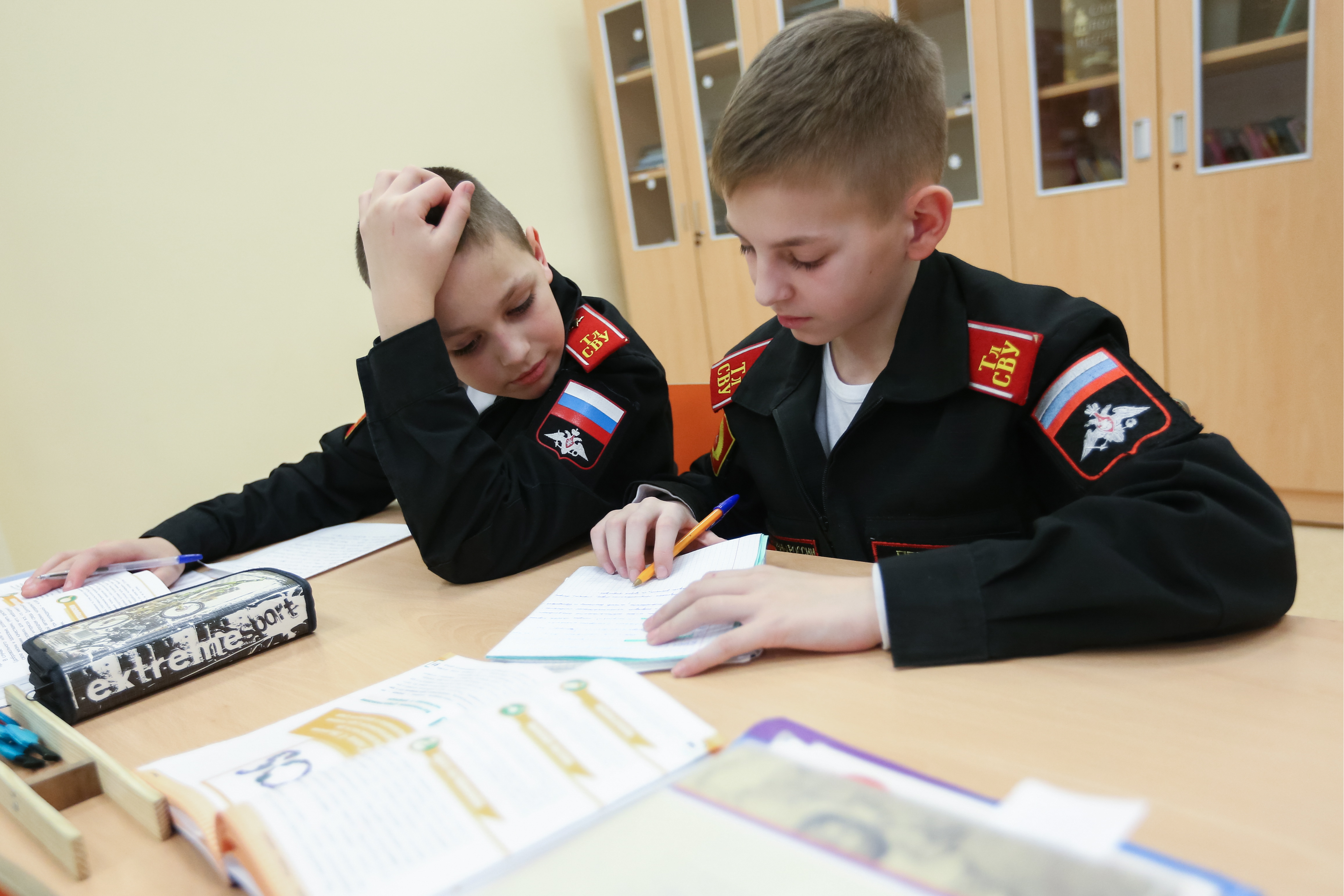 3C產品普及化,使得孩子寫字的機會越來越少。(東方IC)